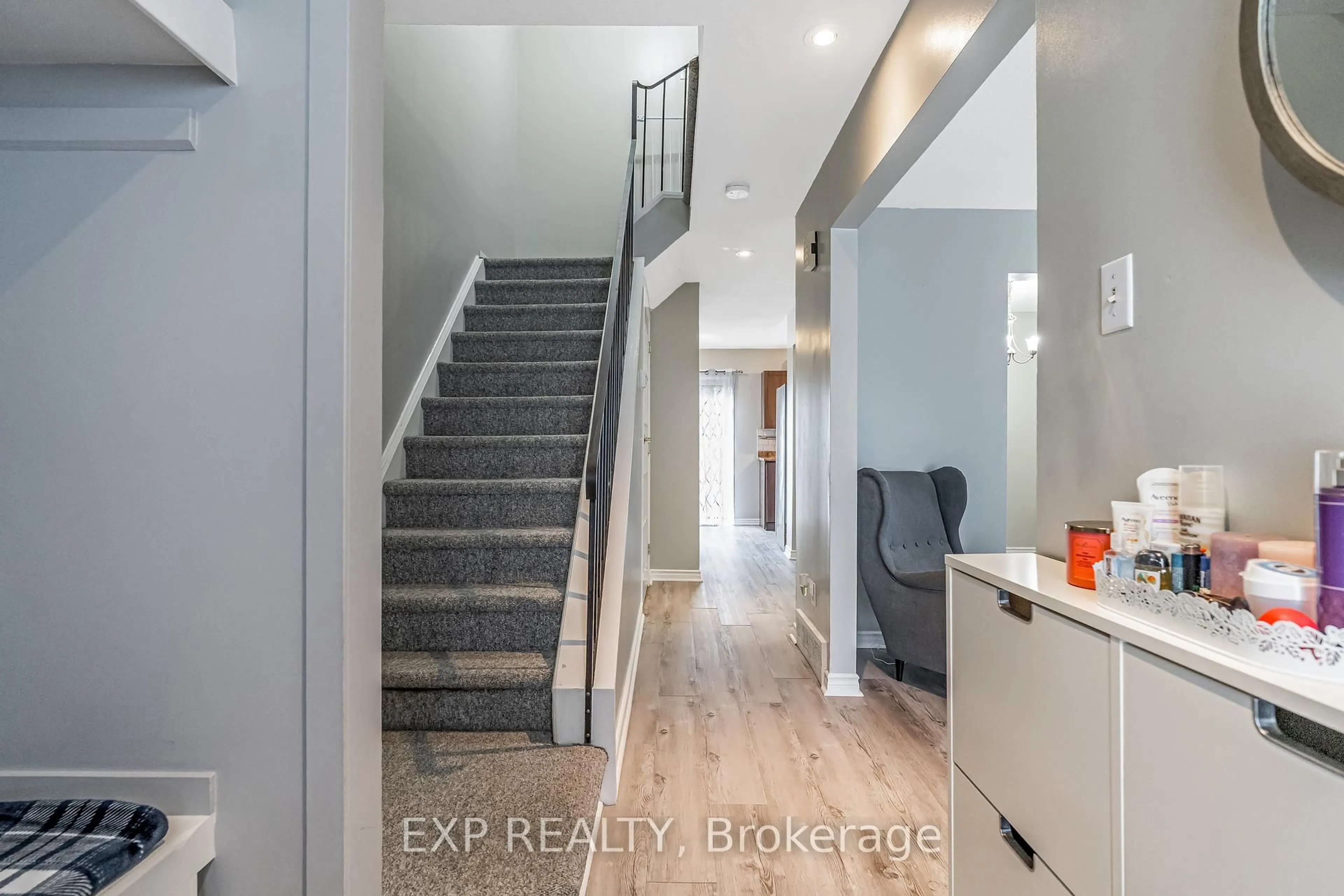 Indoor entryway for 1742 Shamandura Lane, Orleans Ontario K1C 6Z8