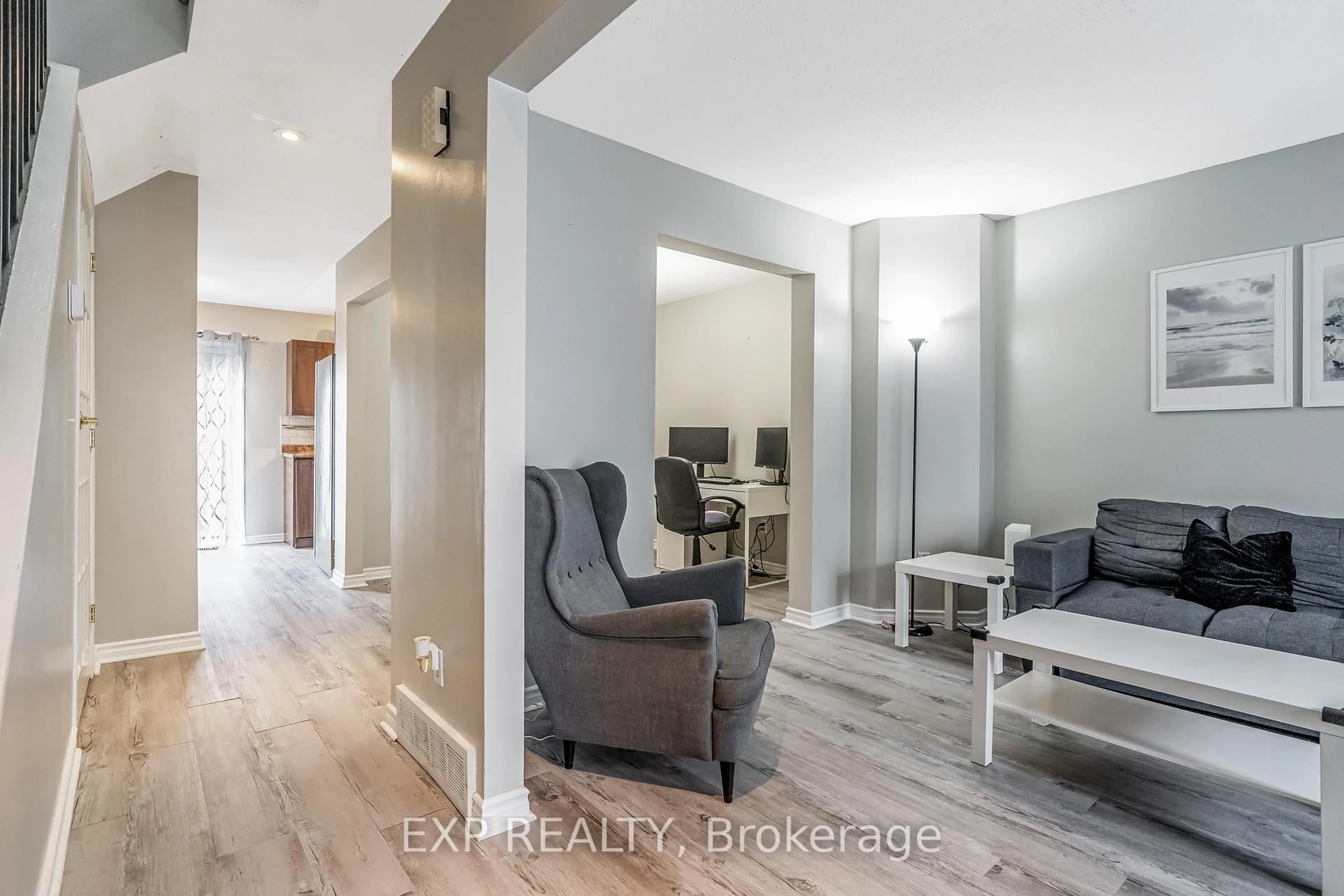 Indoor entryway for 1742 Shamandura Lane, Orleans Ontario K1C 6Z8
