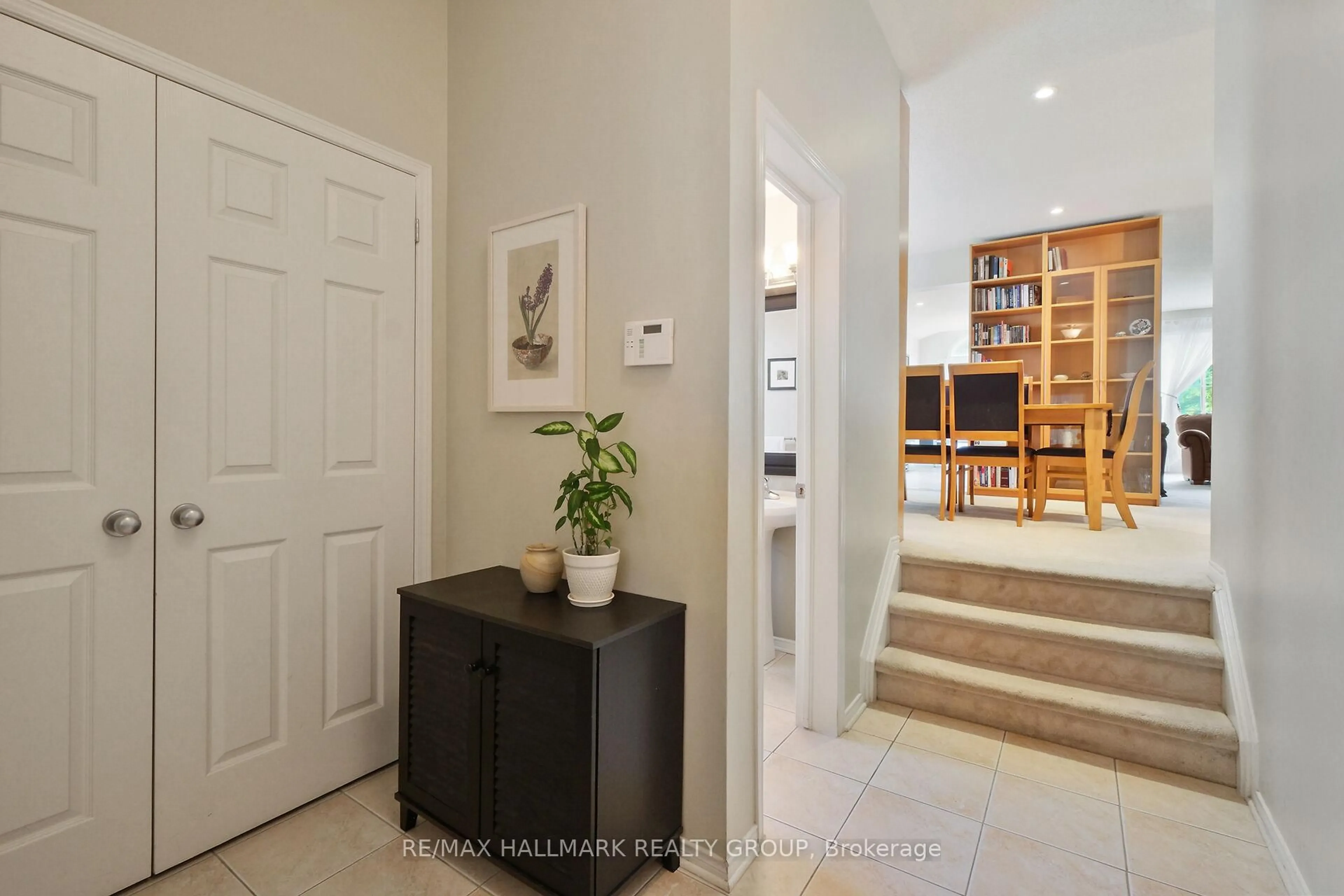 Indoor entryway for 15 McPeake Pl, Ottawa Ontario K2K 3K4
