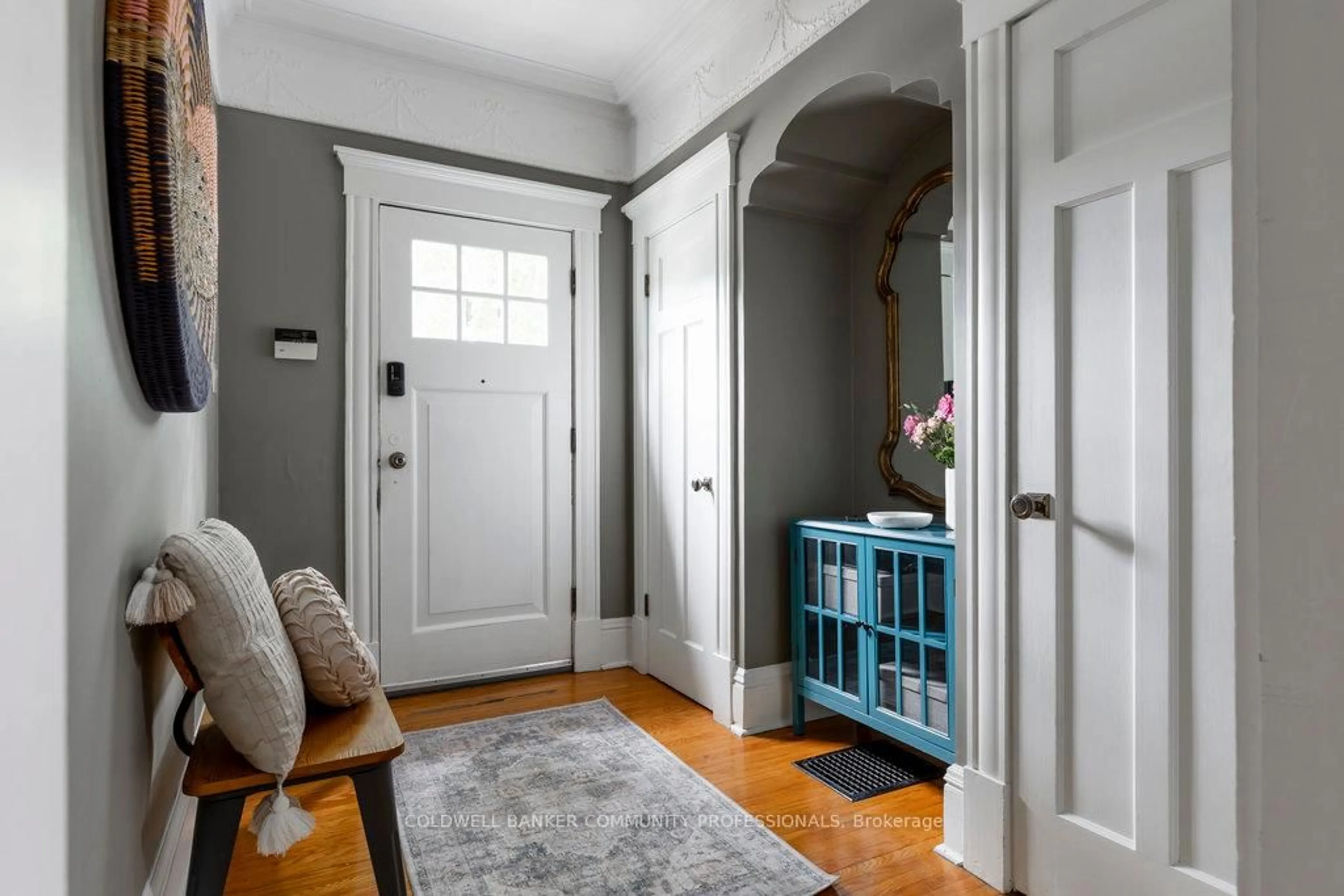 Indoor entryway for 431 Dundurn St, Hamilton Ontario L8P 4L8