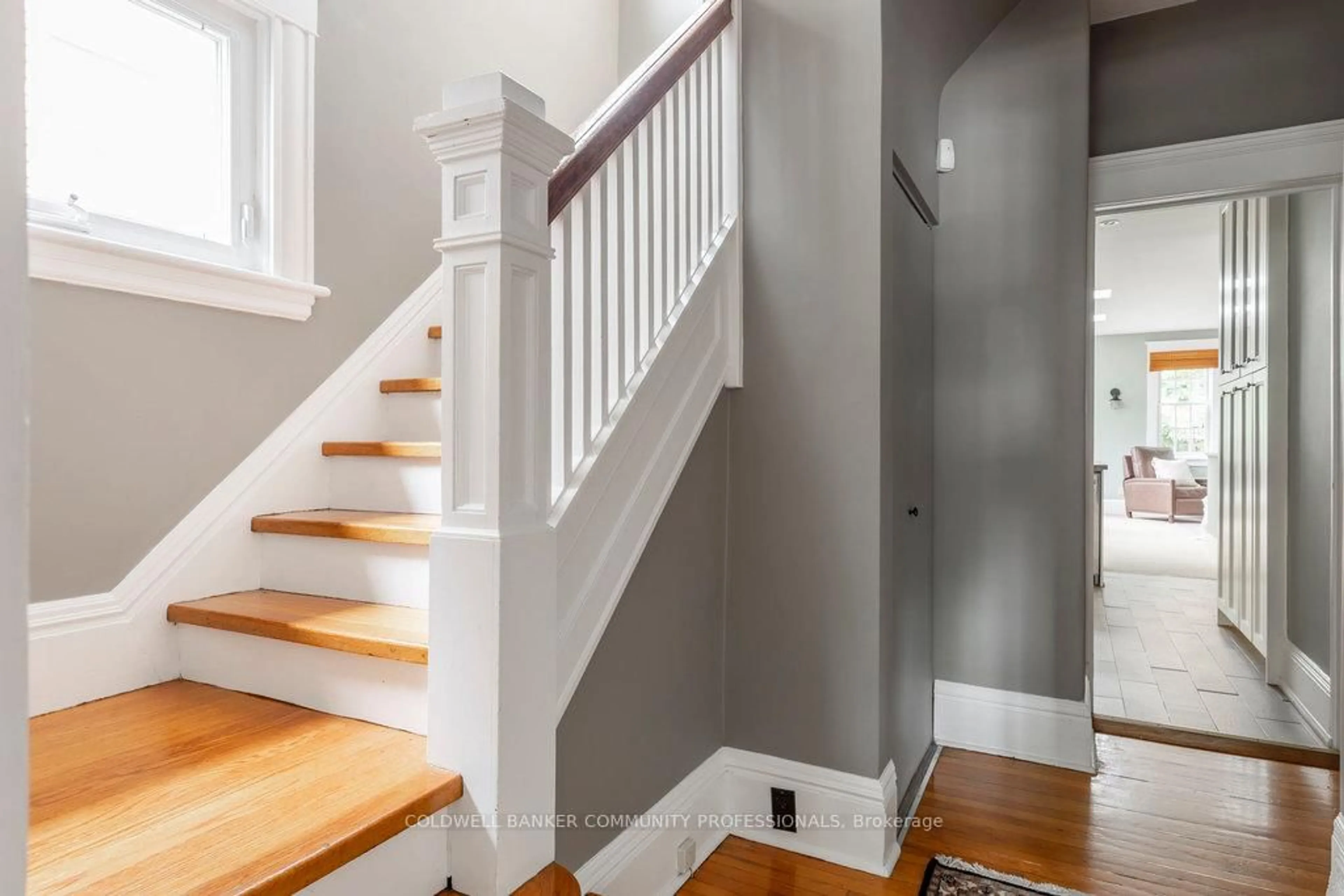 Stairs for 431 Dundurn St, Hamilton Ontario L8P 4L8