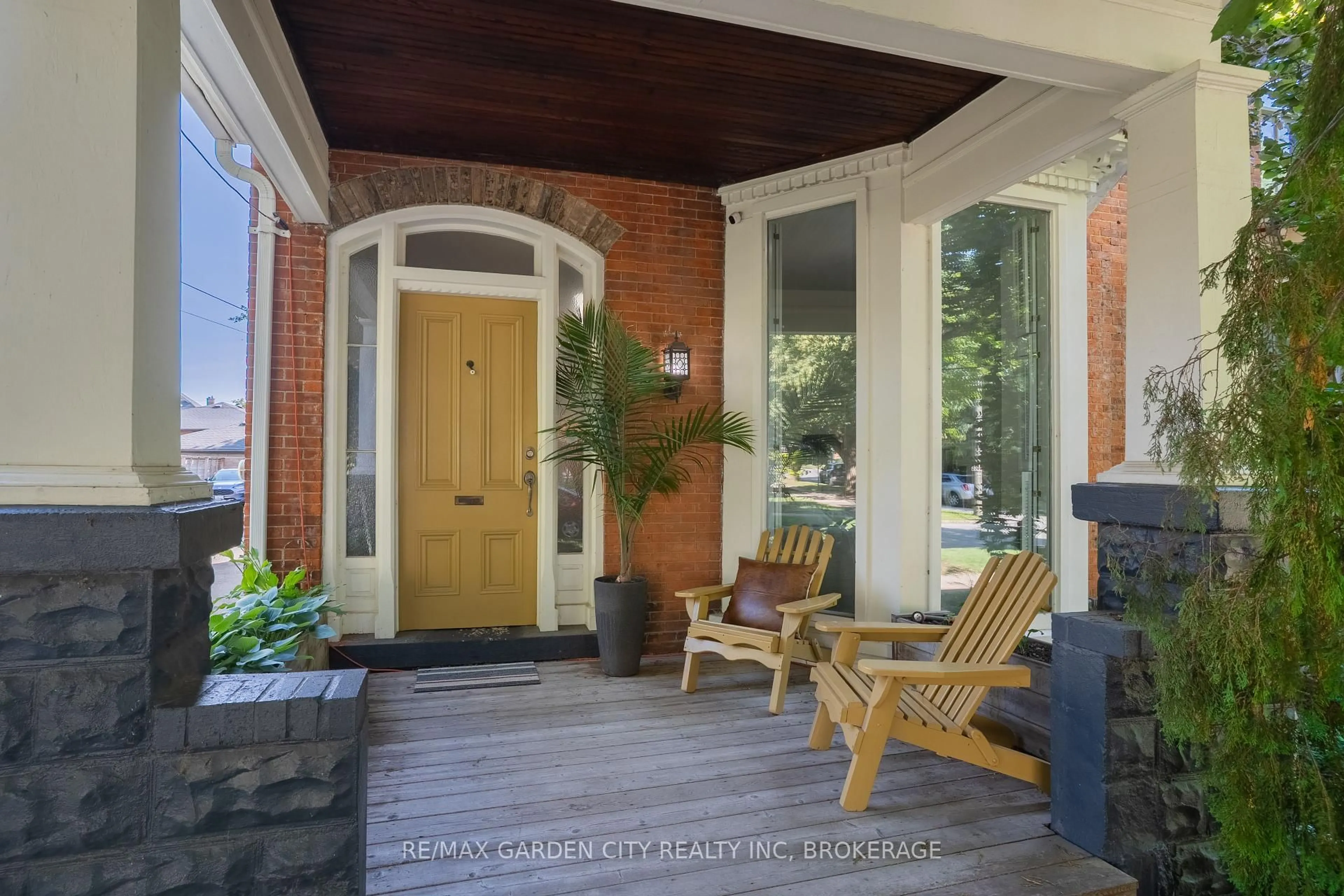 Indoor entryway for 93 QUEEN St, St. Catharines Ontario L2R 5H4