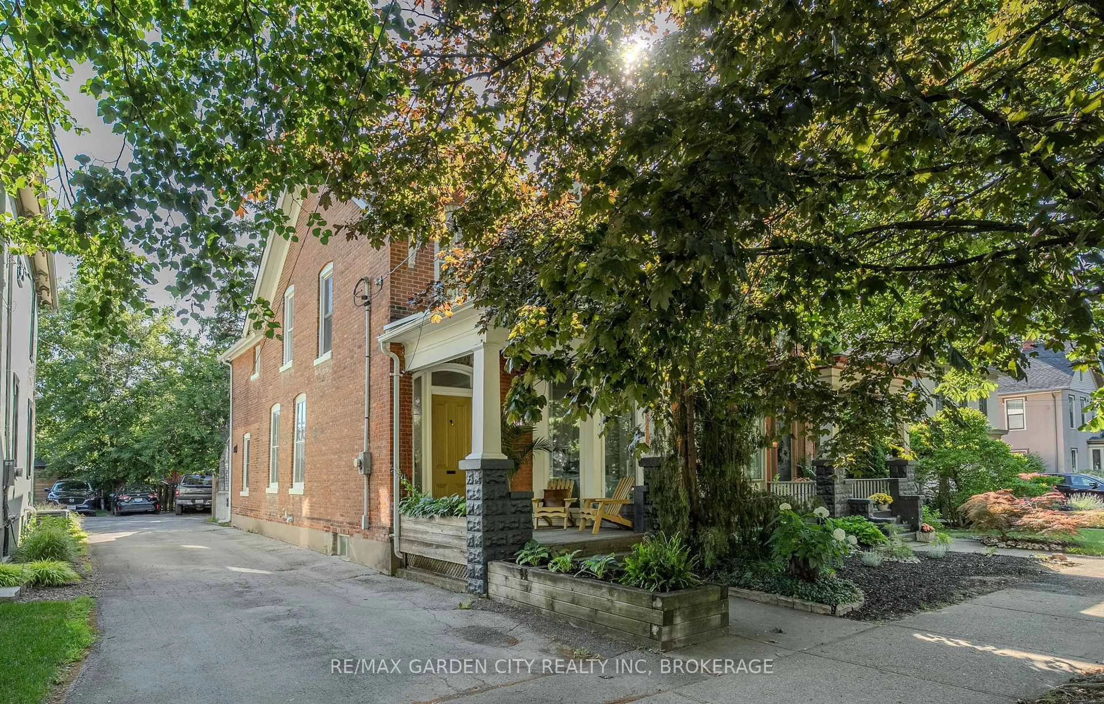 Home with brick exterior material, street for 93 QUEEN St, St. Catharines Ontario L2R 5H4
