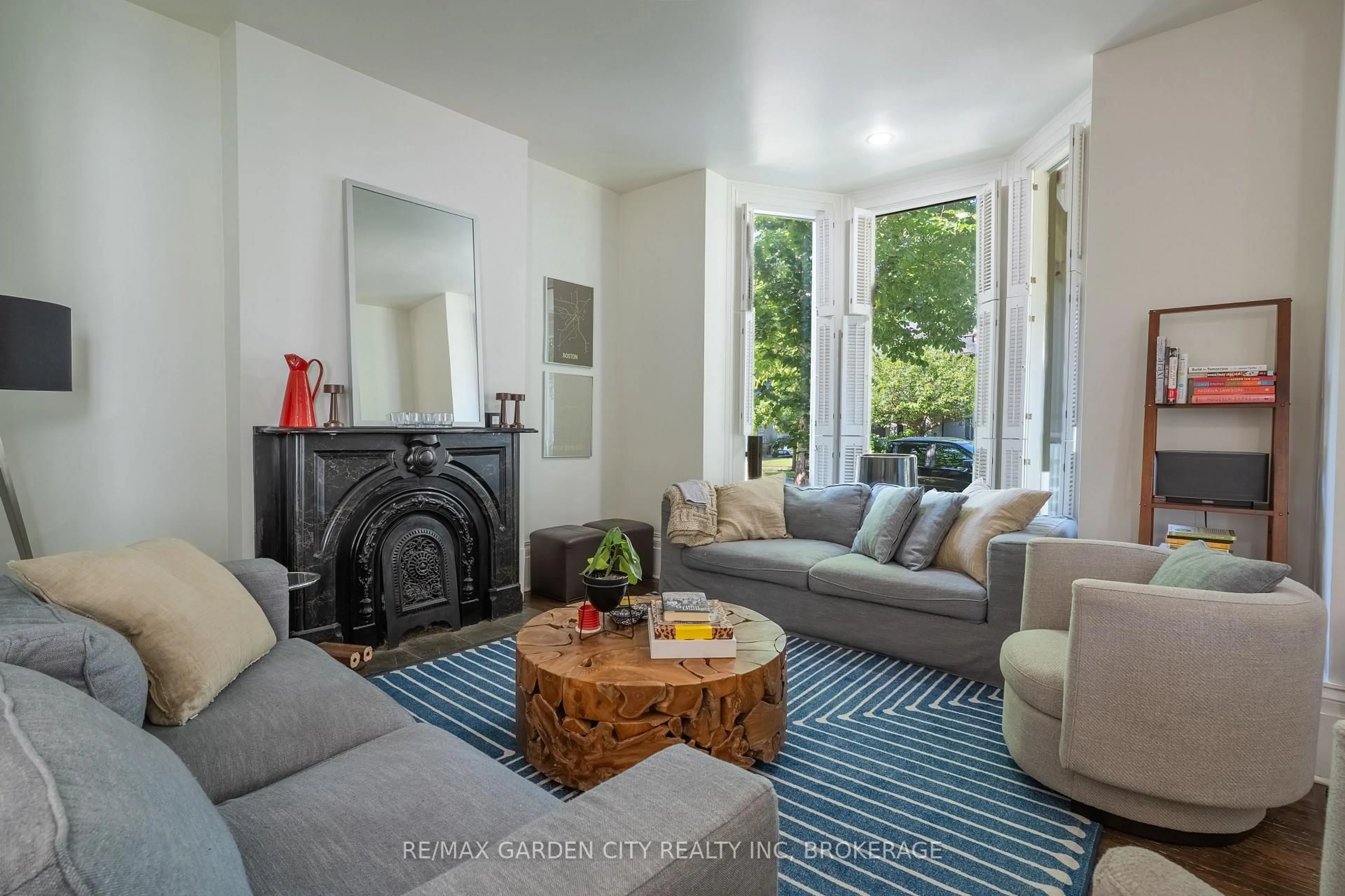 Living room with furniture, unknown for 93 QUEEN St, St. Catharines Ontario L2R 5H4