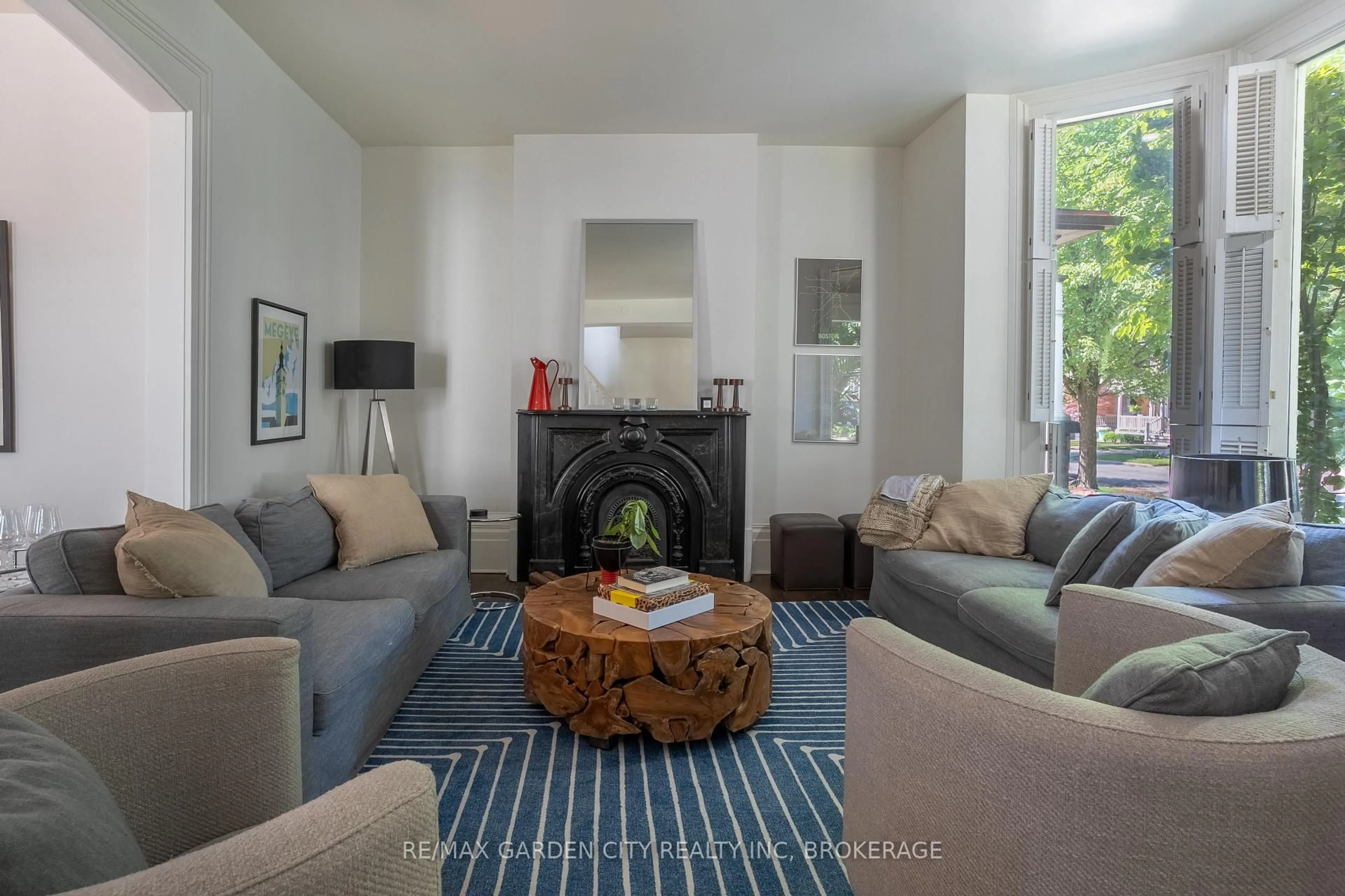Living room with furniture, unknown for 93 QUEEN St, St. Catharines Ontario L2R 5H4