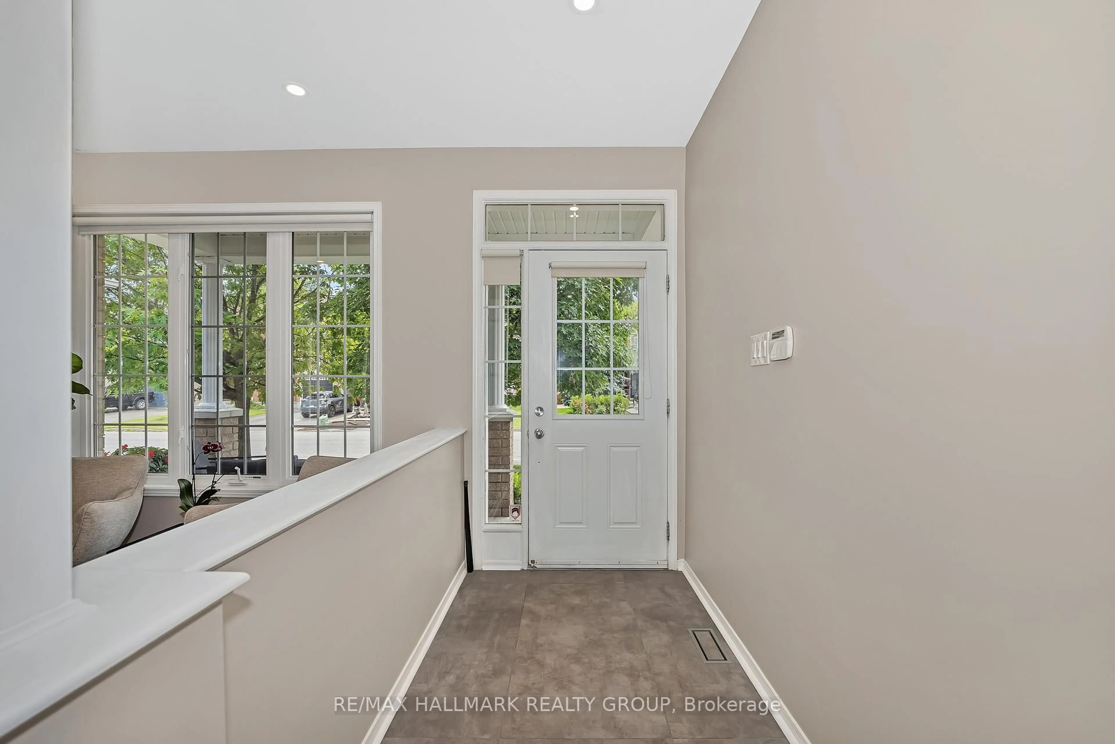Indoor entryway for 137 Stedman St, Ottawa Ontario K1T 0B4
