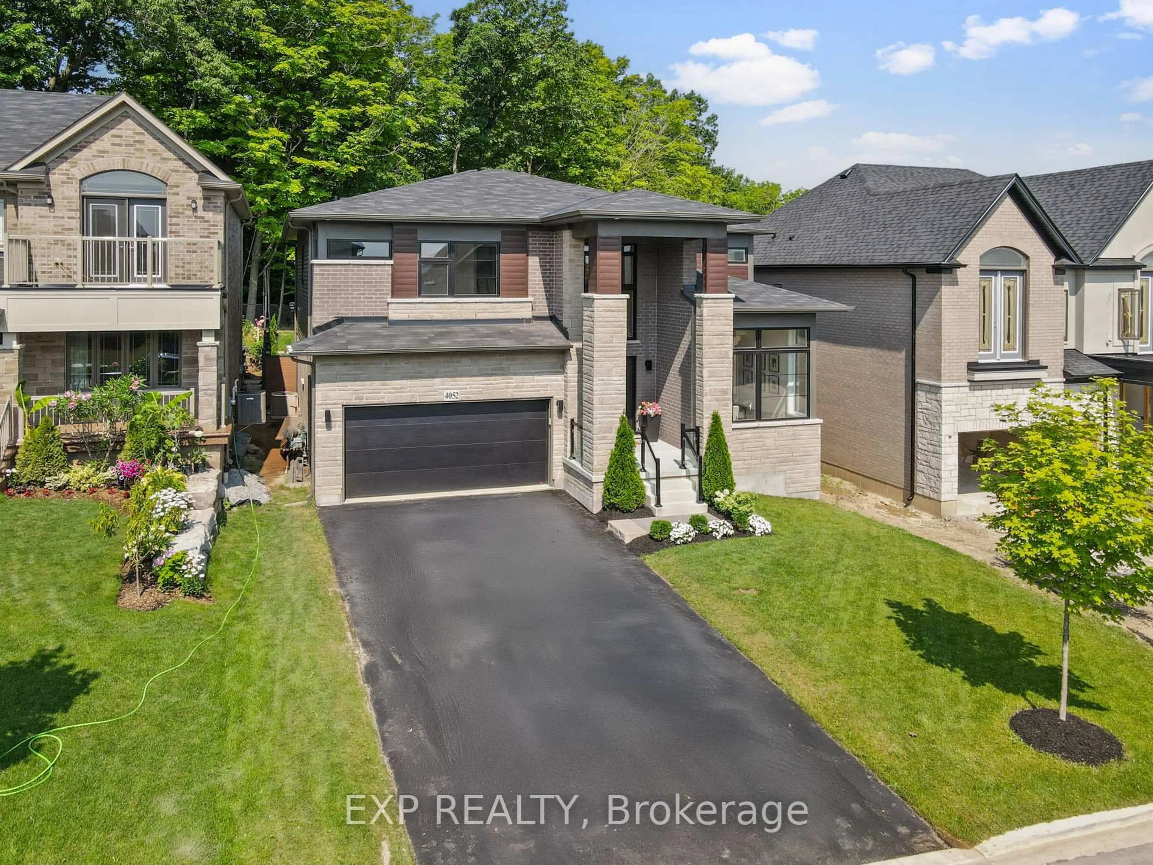 A pic from outside/outdoor area/front of a property/back of a property/a pic from drone, street for 4052 Highland Park Dr, Lincoln Ontario L0R 1B4
