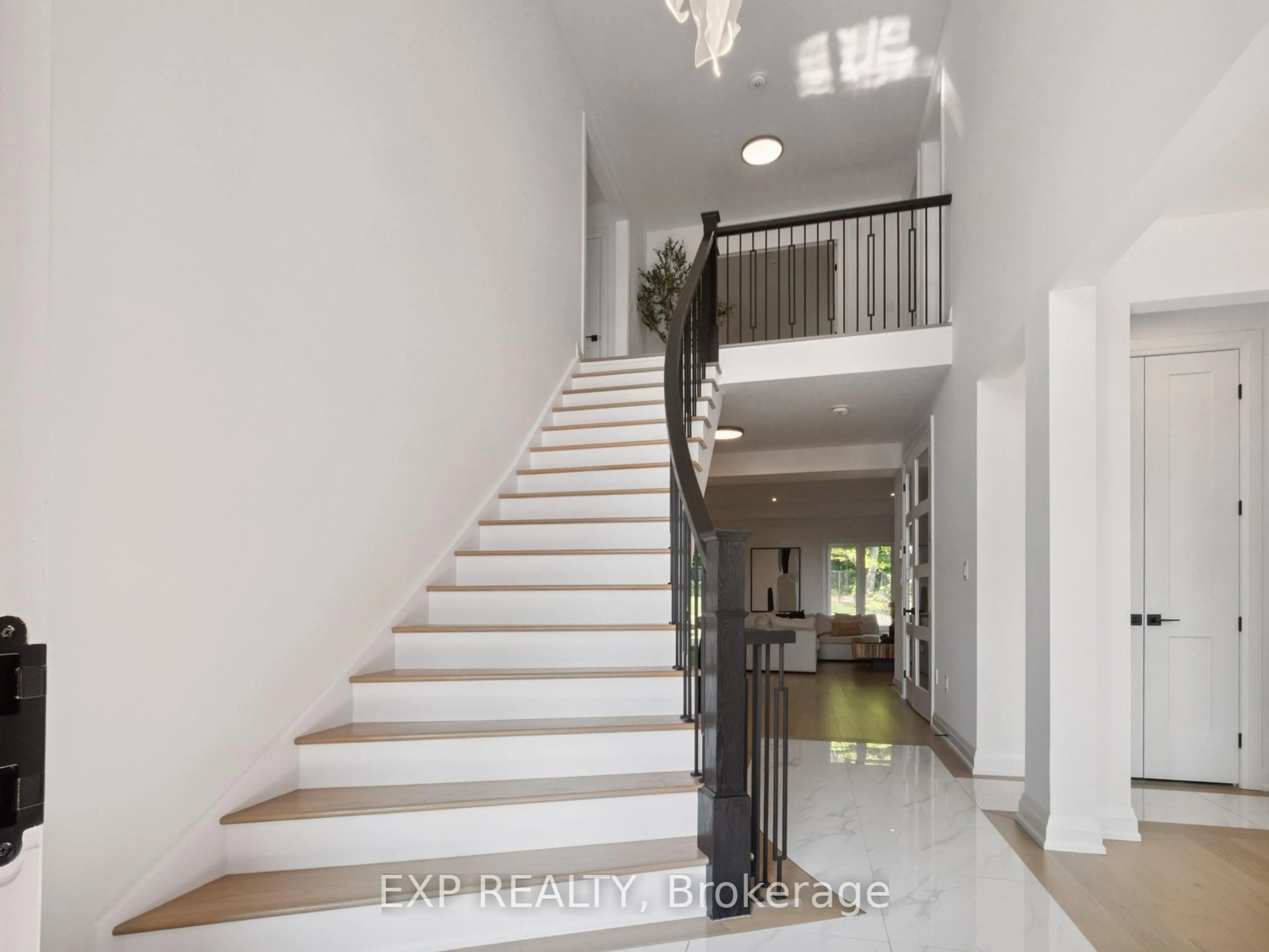 Indoor foyer for 4052 Highland Park Dr, Lincoln Ontario L0R 1B4