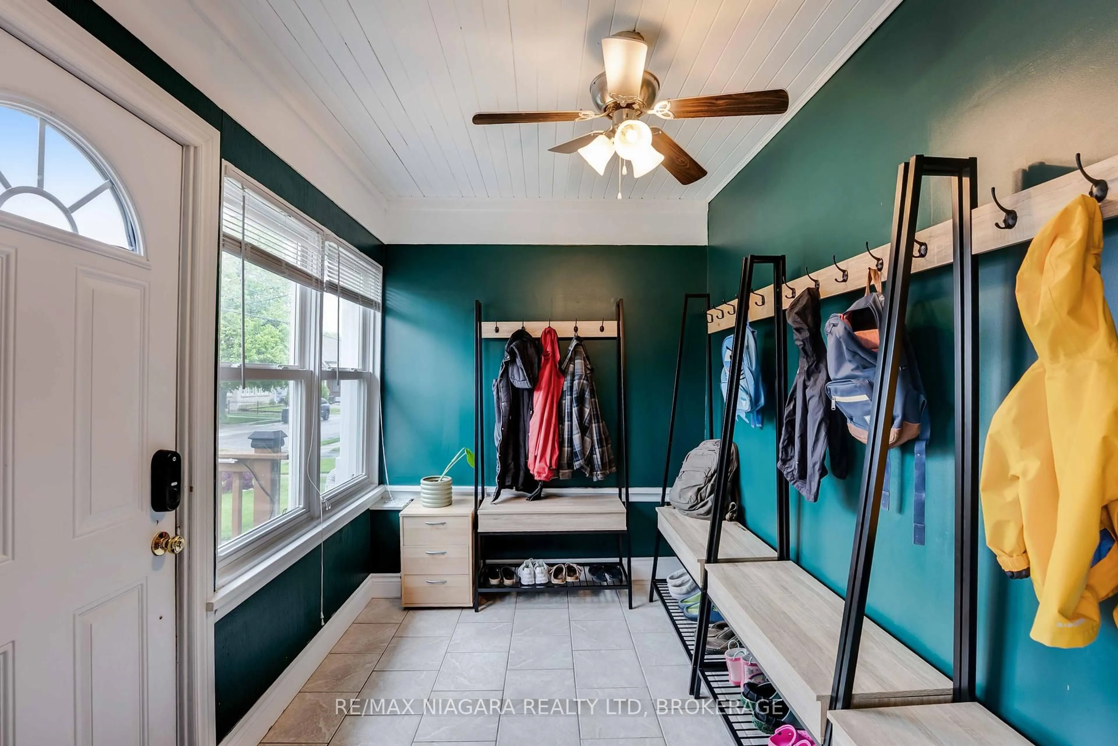 Indoor entryway for 5078 Armoury St, Niagara Falls Ontario L2E 1T4