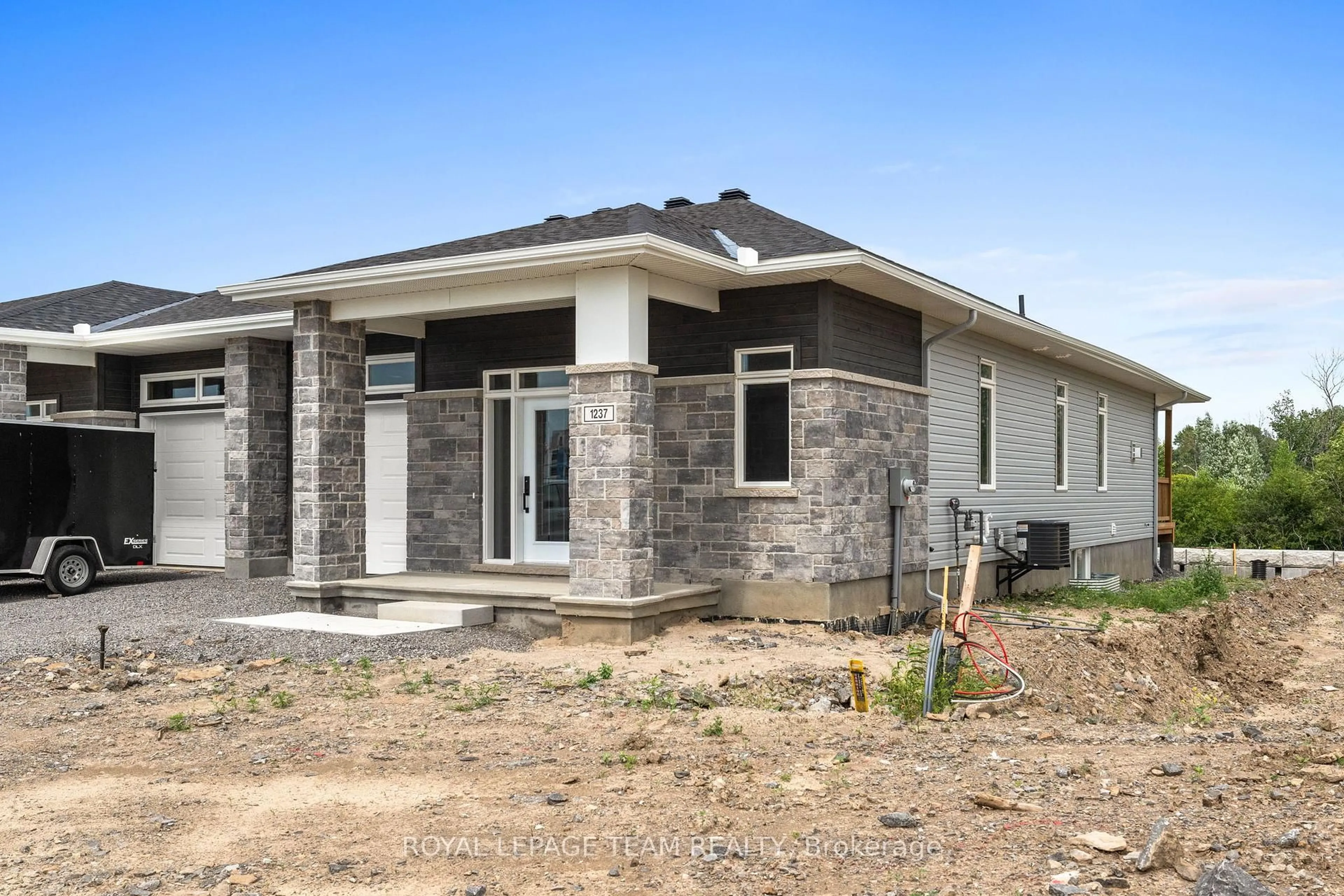 Home with brick exterior material, building for 1039 Moore St, Brockville Ontario K6V 7N1