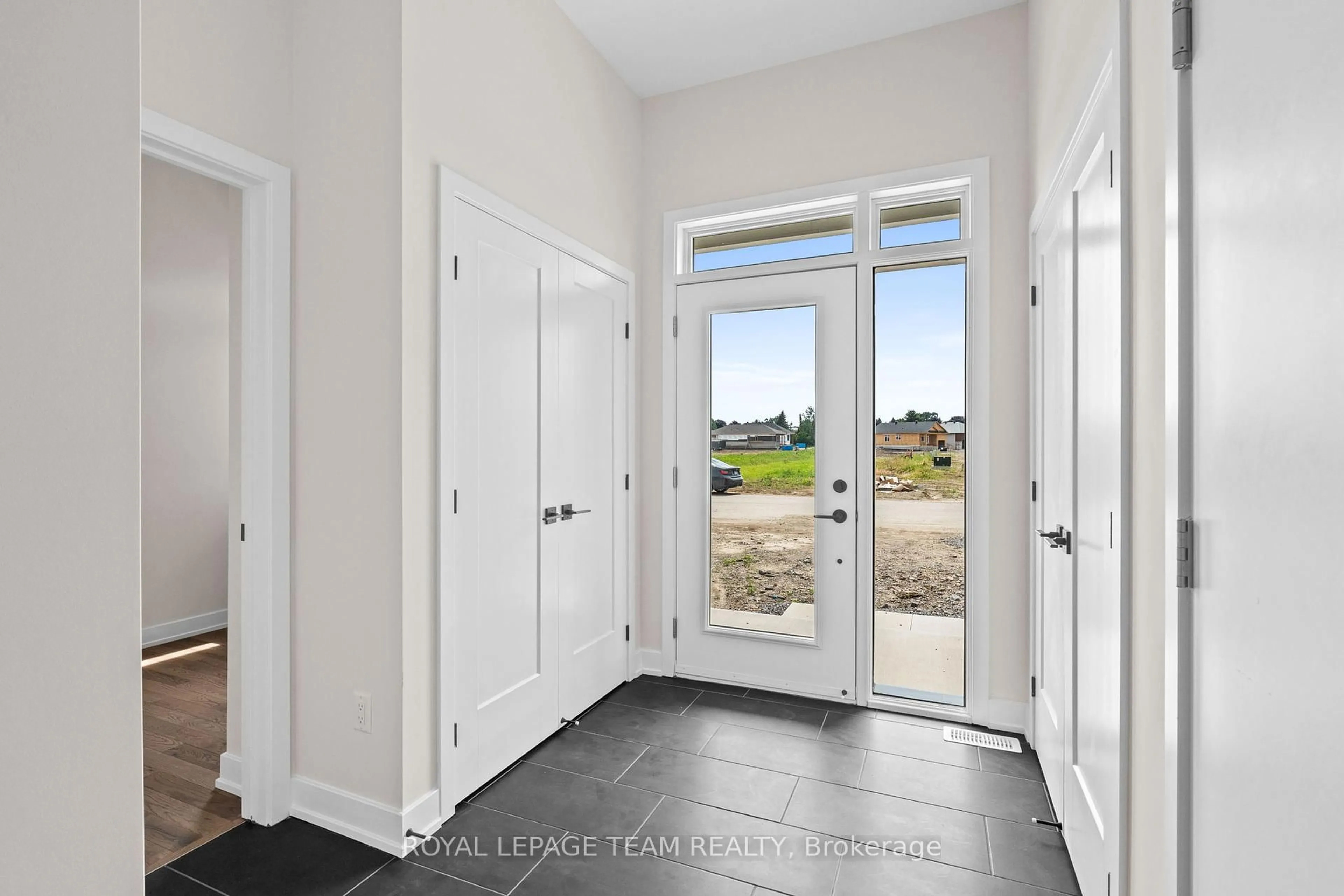 Indoor entryway for 1039 Moore St, Brockville Ontario K6V 7N1