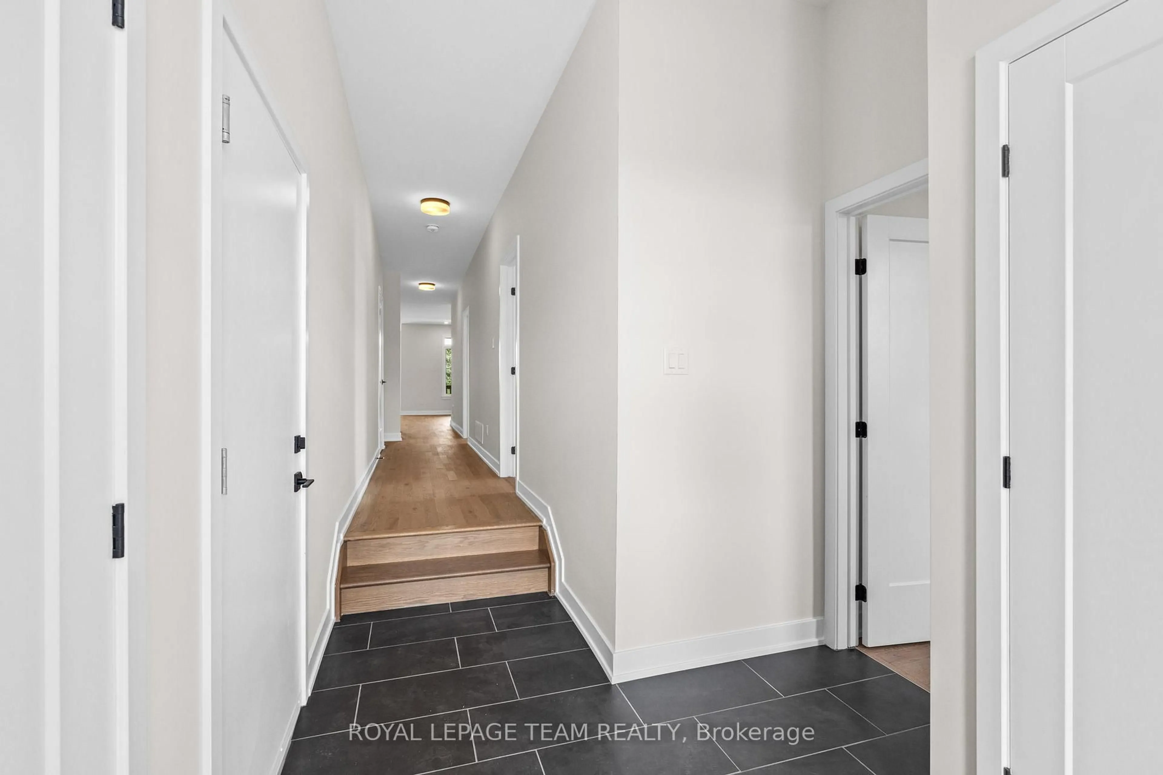 Indoor entryway for 1039 Moore St, Brockville Ontario K6V 7N1