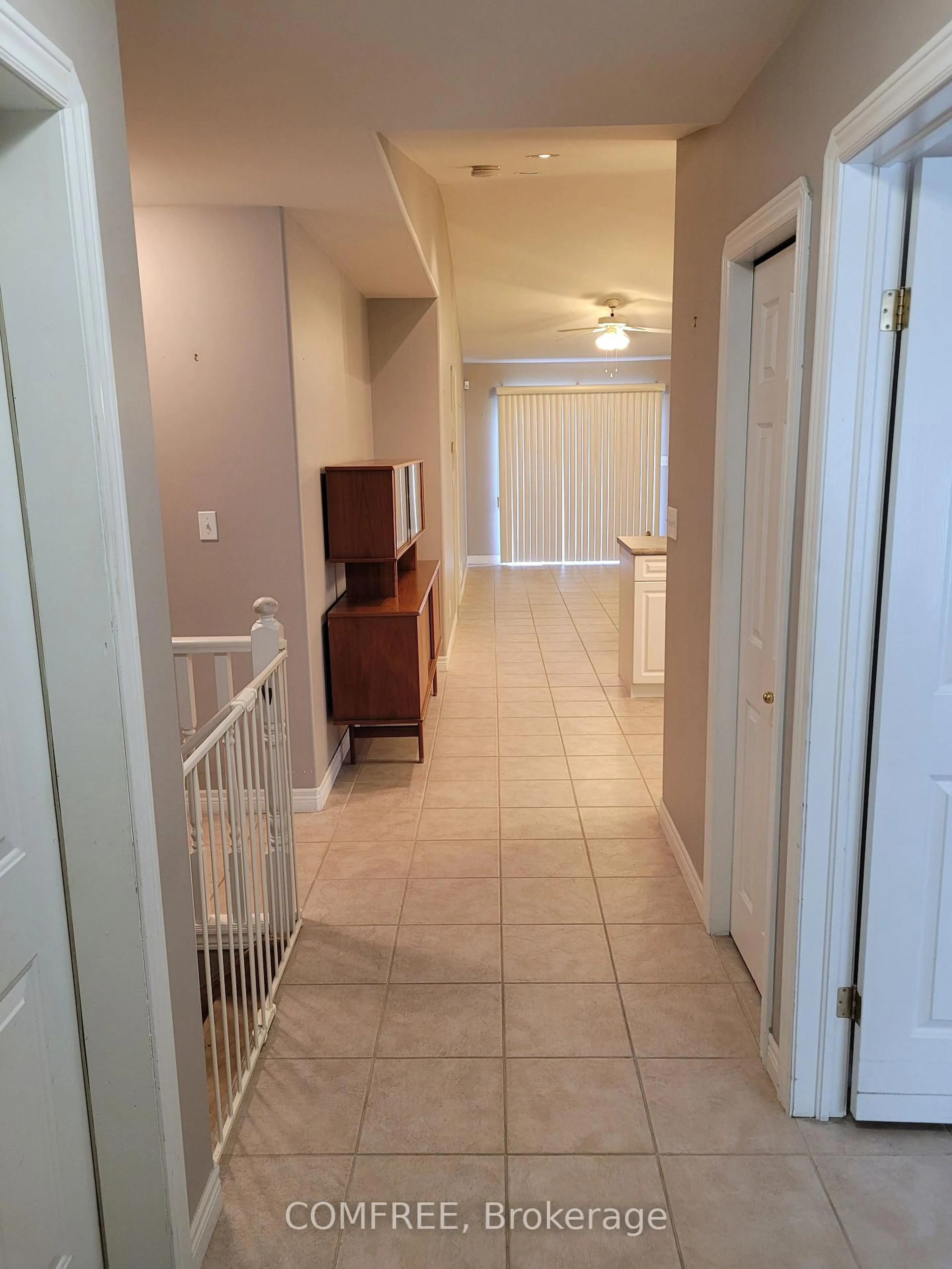 Indoor foyer for 1720 Kirkland Ave, Windsor Ontario N8P 1L9