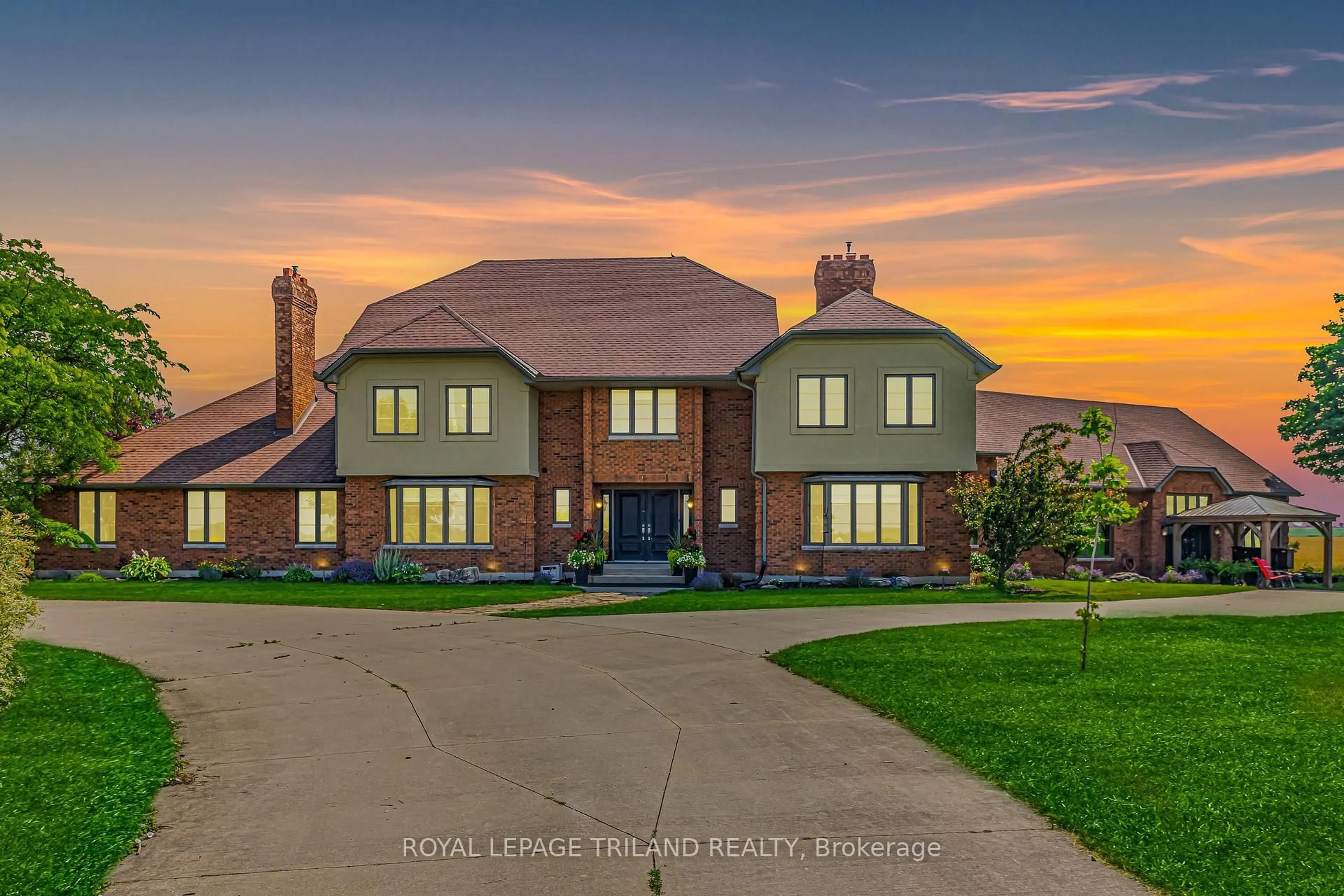 Home with brick exterior material, building for 29830 Centre Rd, Adelaide Metcalfe Ontario N7G 3H7
