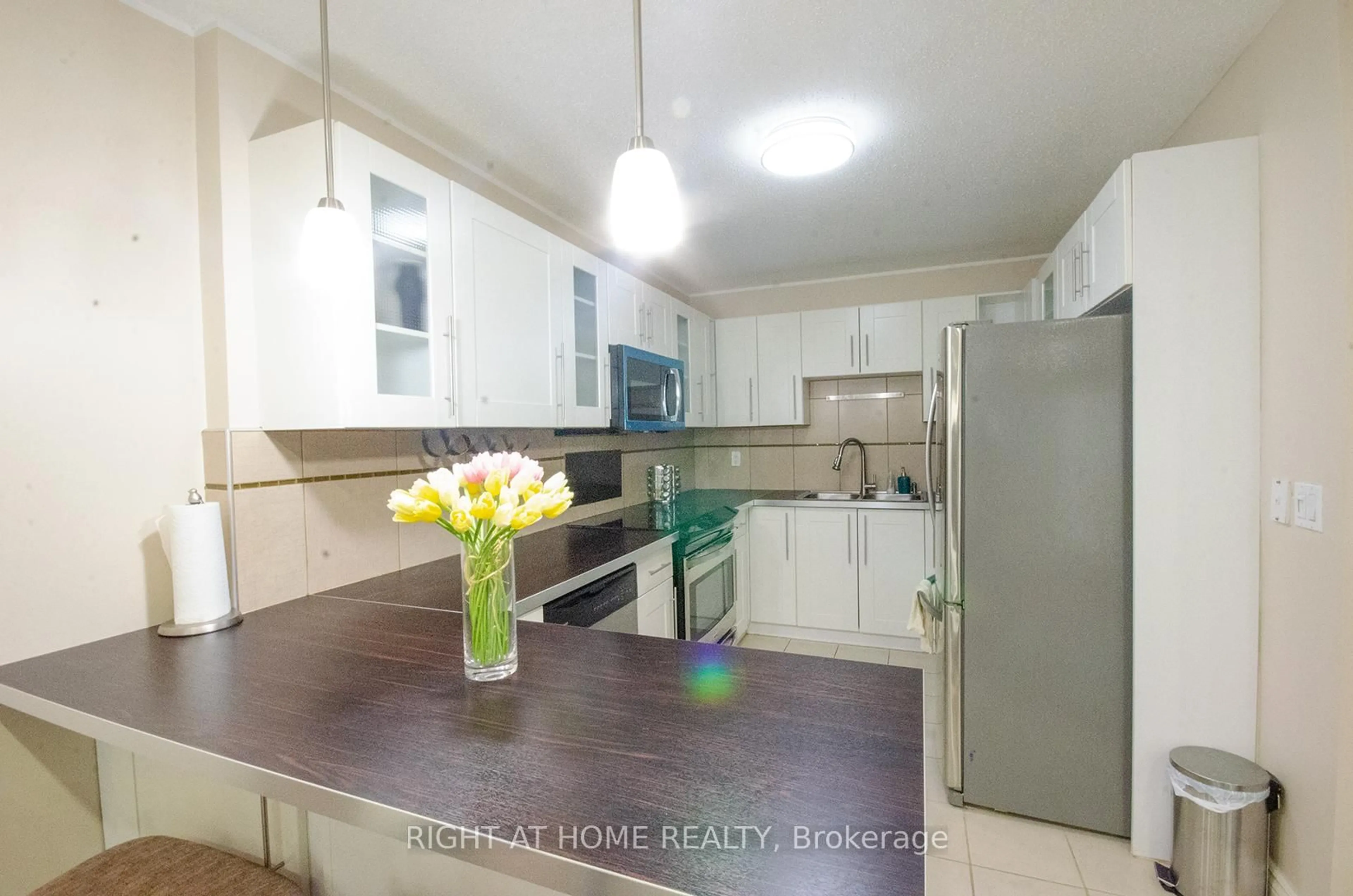 Standard kitchen, unknown for 35 Tybalt Cres, Ottawa Ontario K2H 8J6