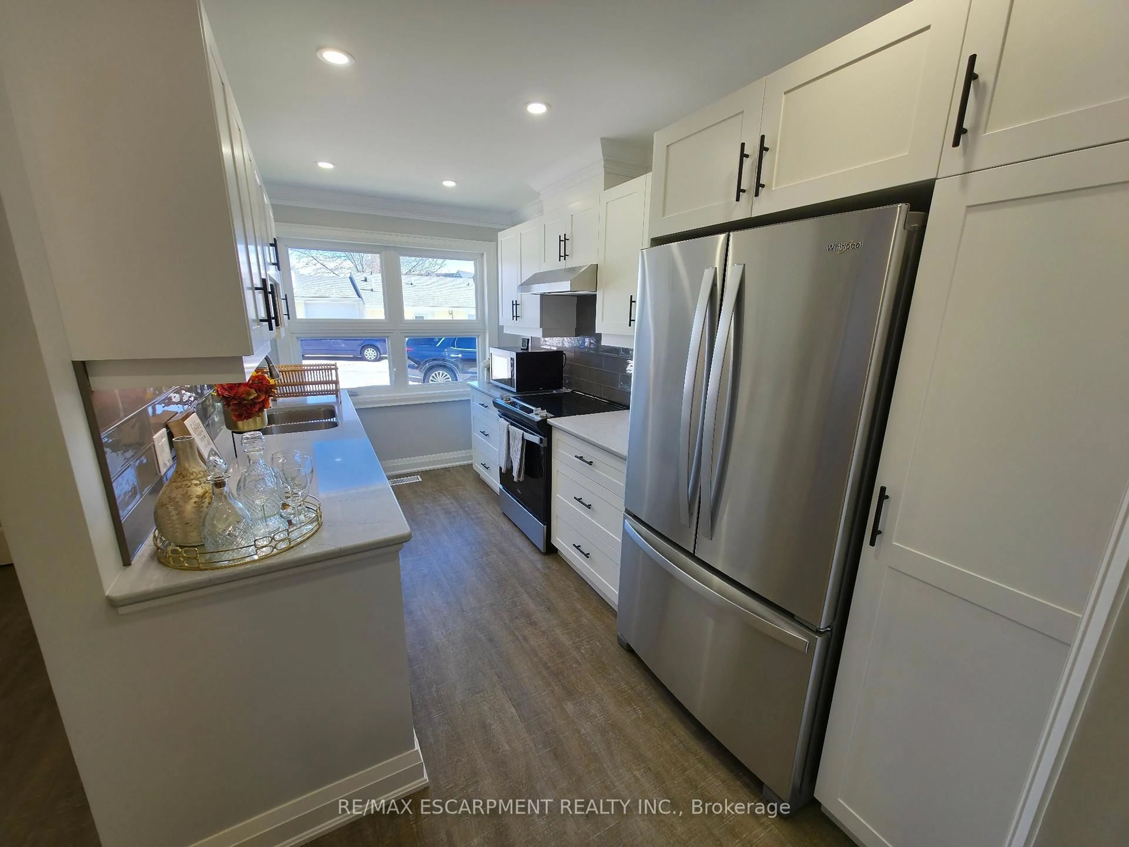 Open concept kitchen, unknown for 40 Szollosy Circ, Hamilton Ontario L9B 1T8