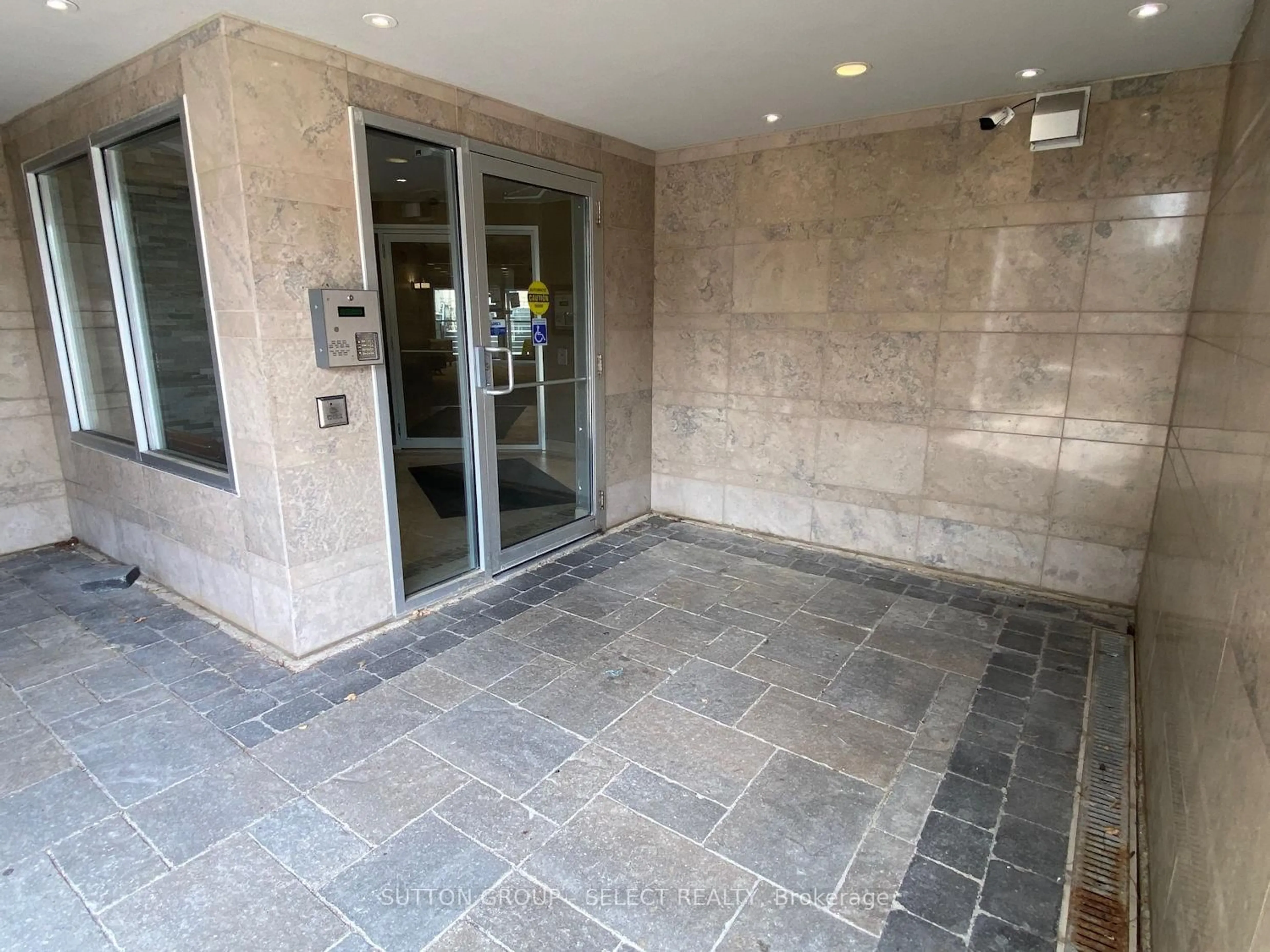 Indoor foyer for 15 Jacksway Cres #411, London North Ontario N5X 3T8