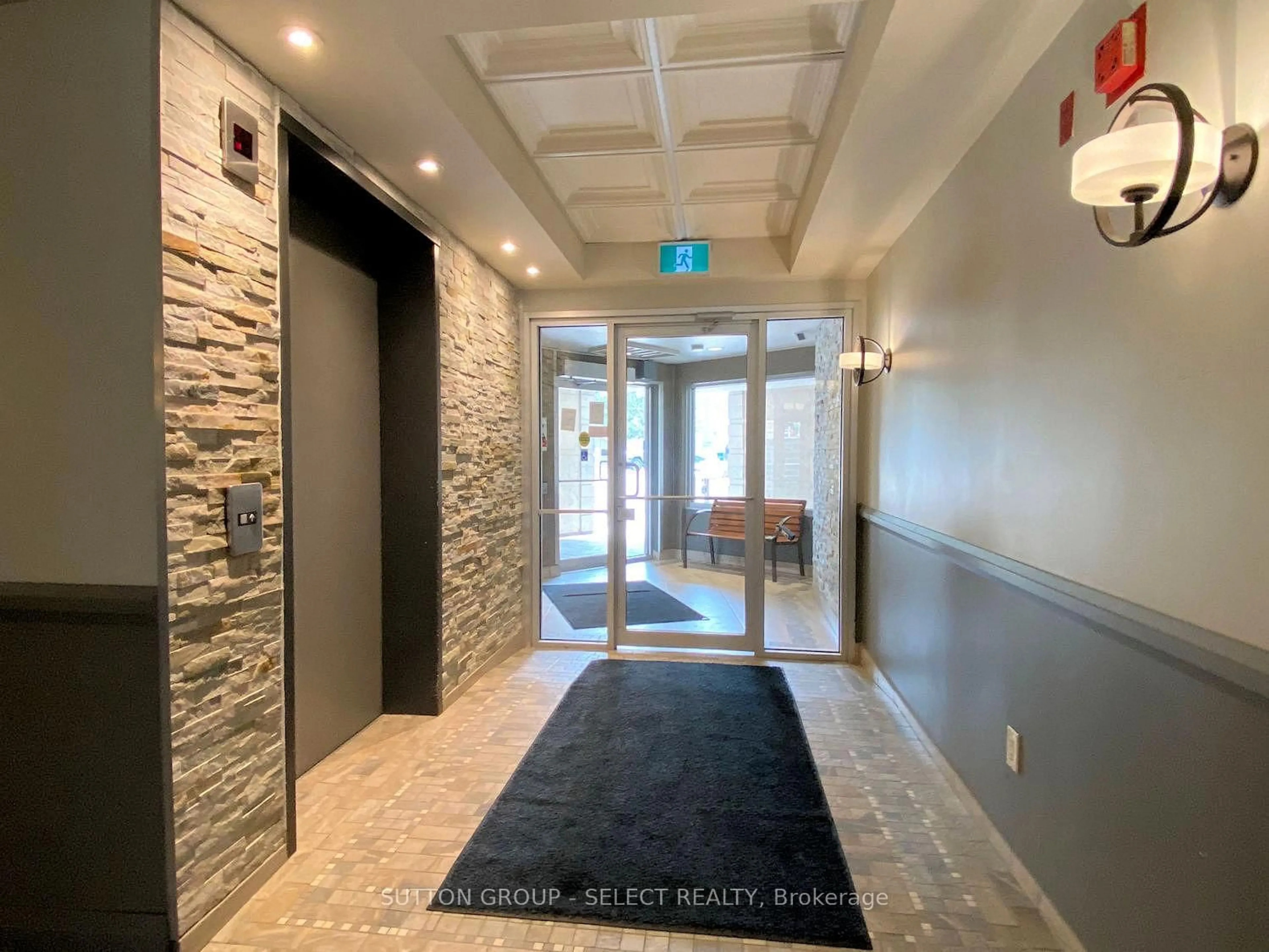 Indoor foyer for 15 Jacksway Cres #411, London North Ontario N5X 3T8