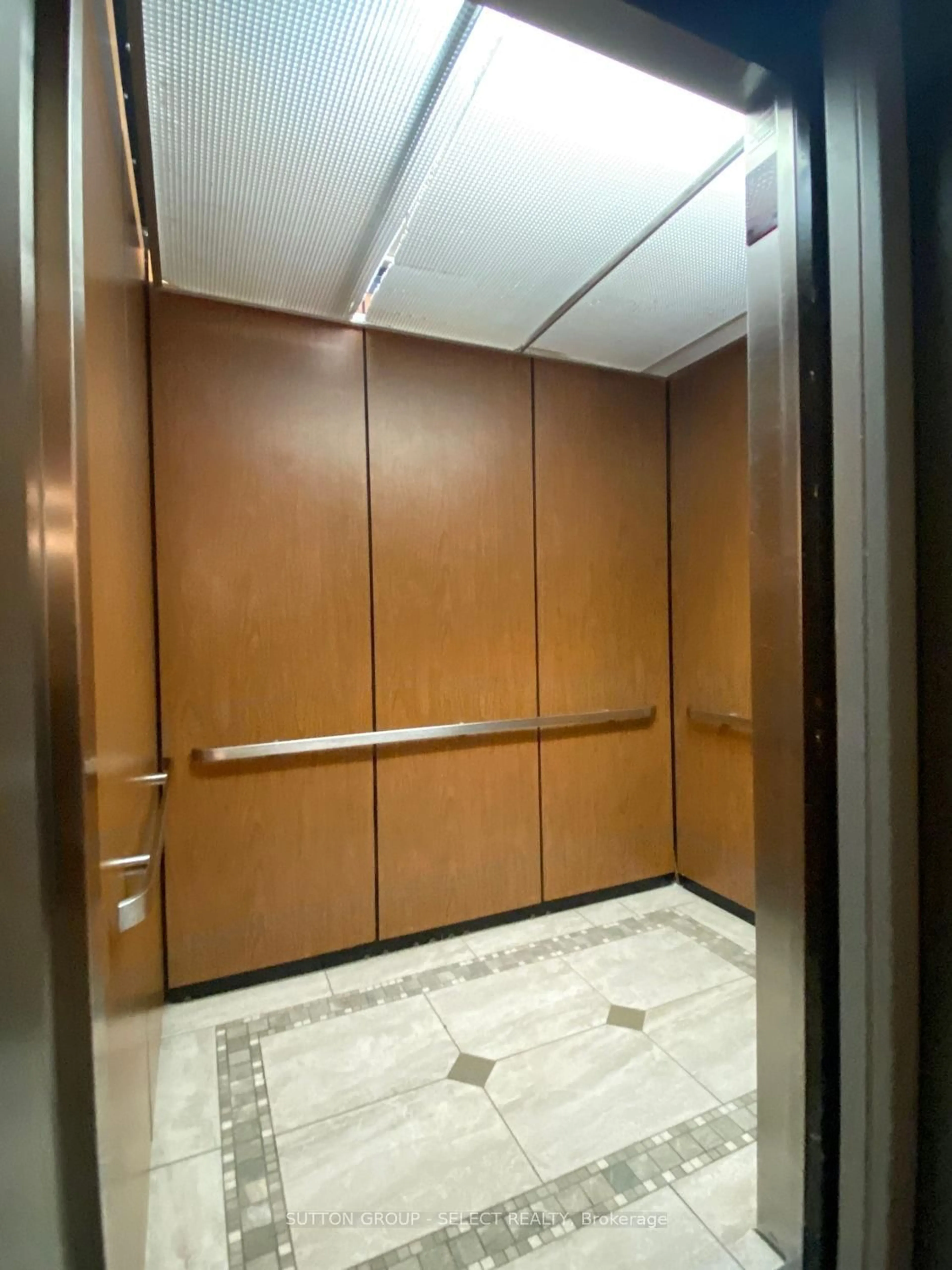Indoor foyer for 15 Jacksway Cres #411, London North Ontario N5X 3T8