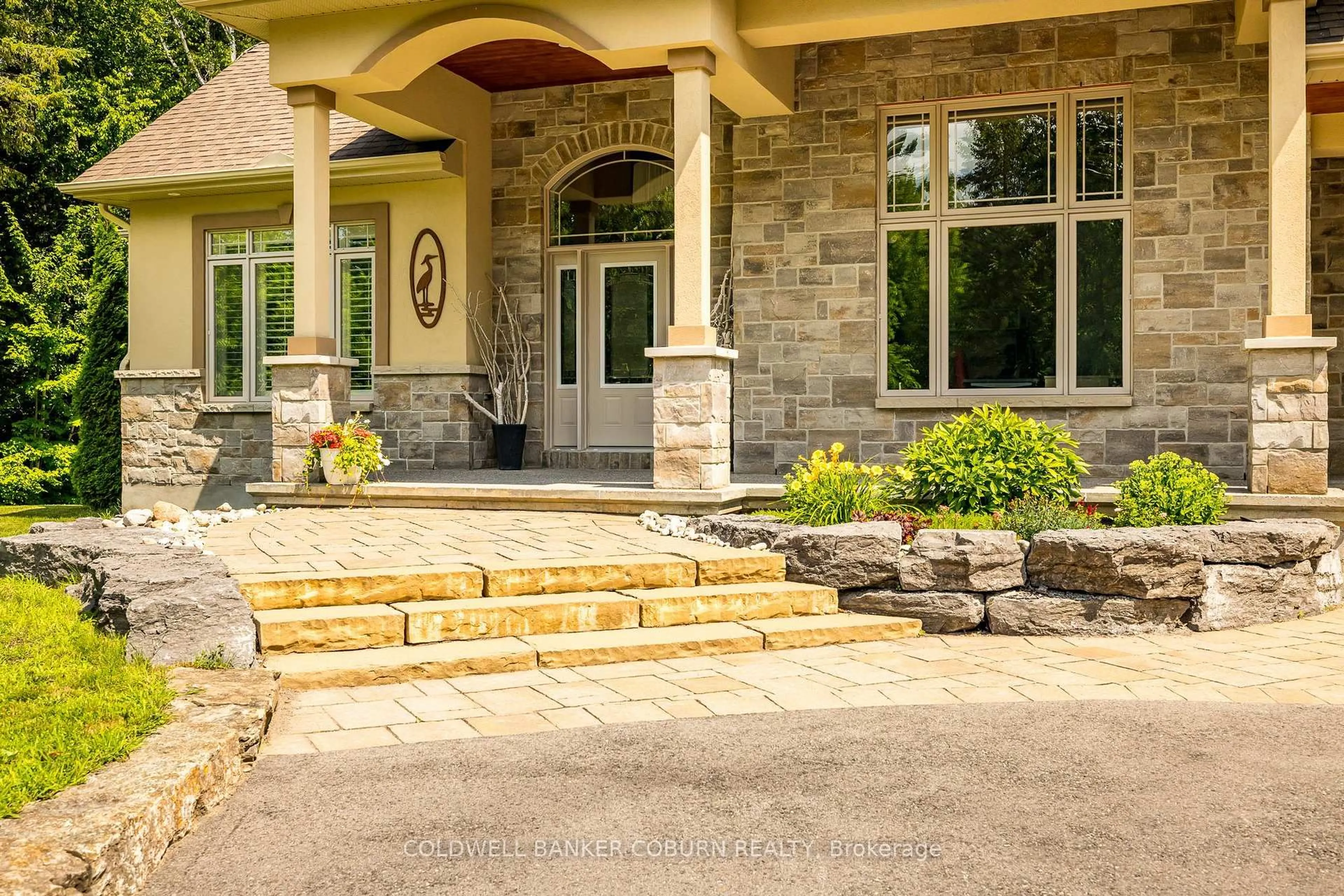 Indoor entryway for 515 West Lake Circ, Carp Ontario K0A 1L0