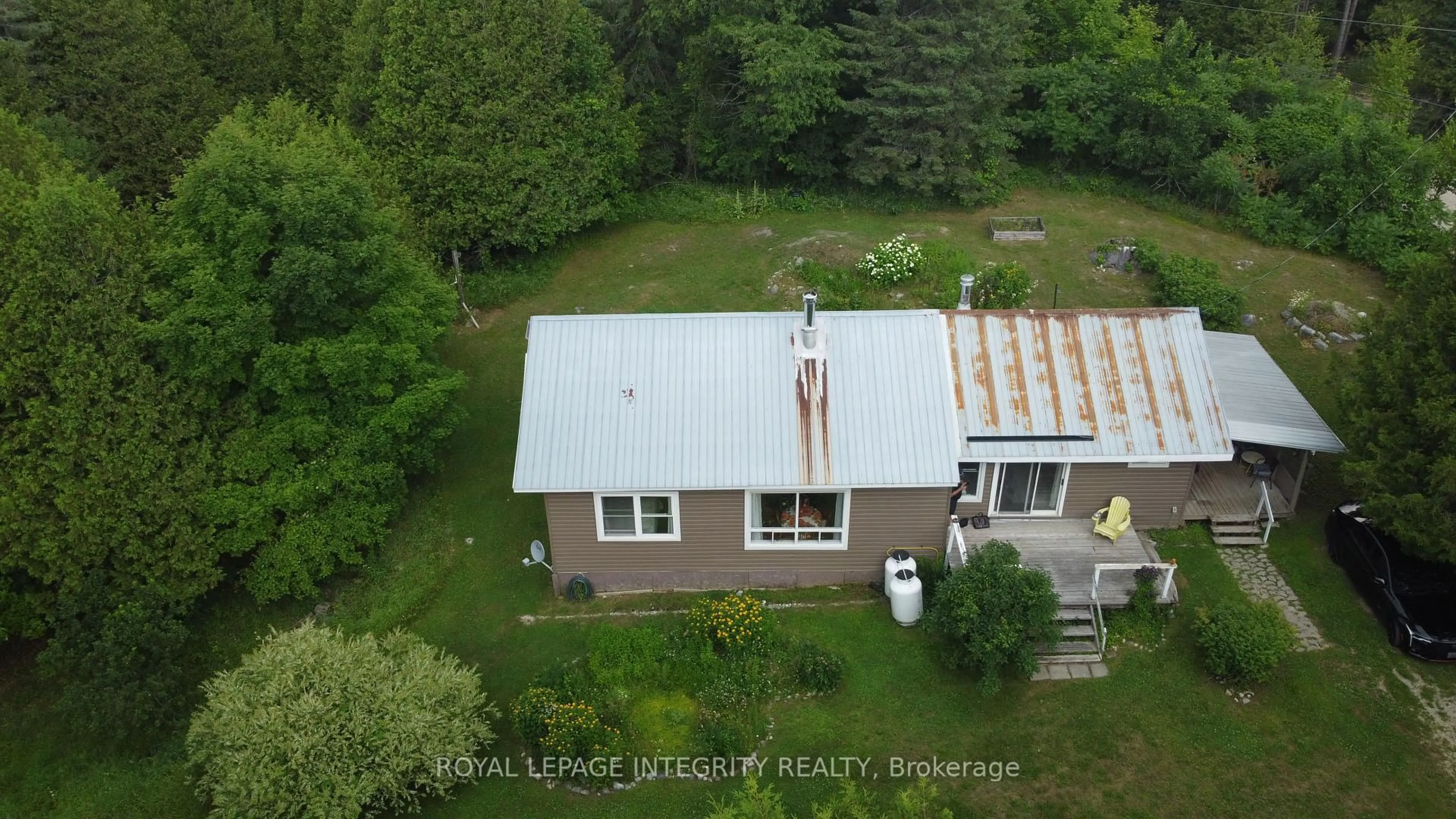 A pic from outside/outdoor area/front of a property/back of a property/a pic from drone, building for 865 Con 10 Concession, Mcdonalds Corners Ontario K0G 1M0
