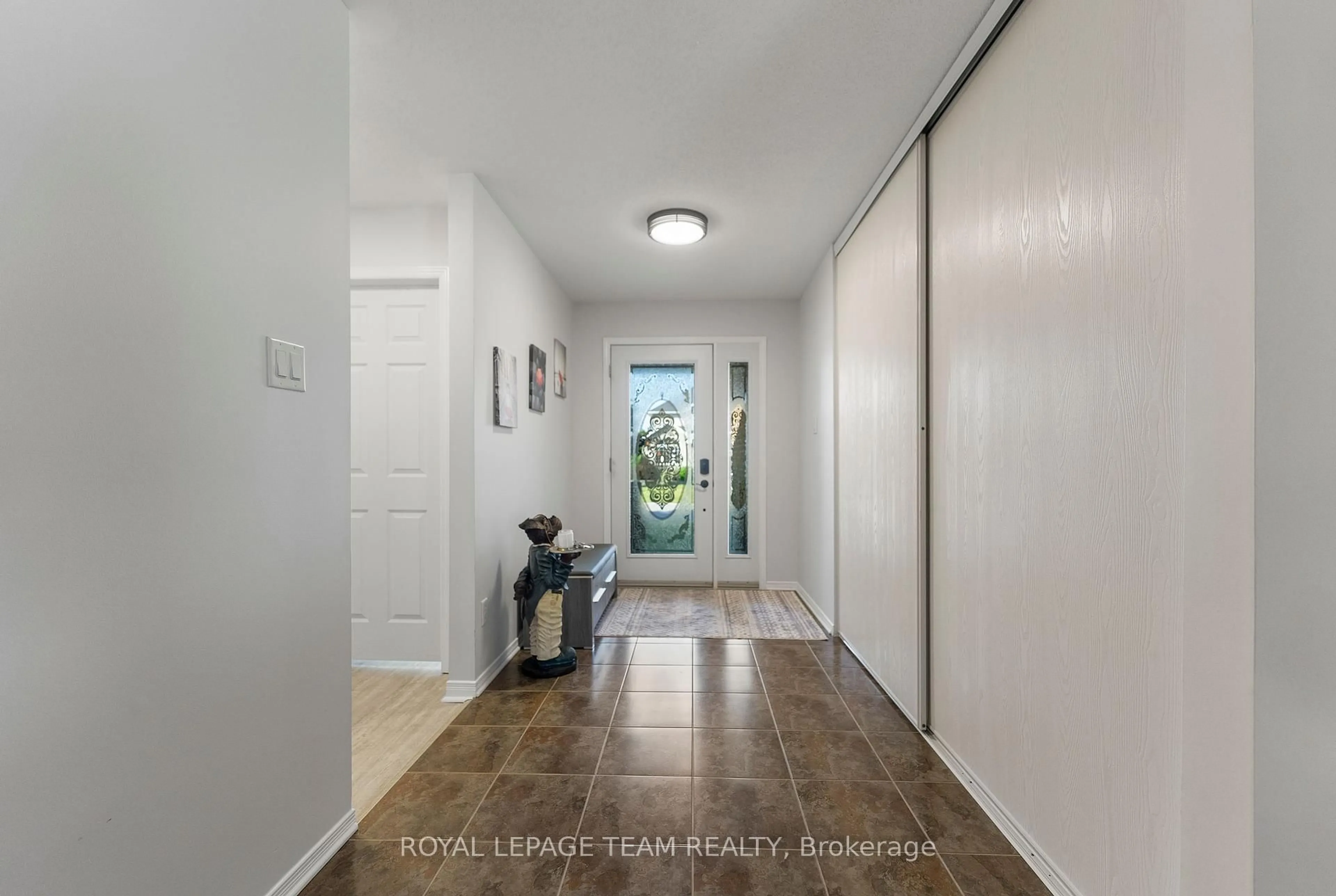 Indoor entryway for 61 Short Rd, Arnprior Ontario K7S 3X9