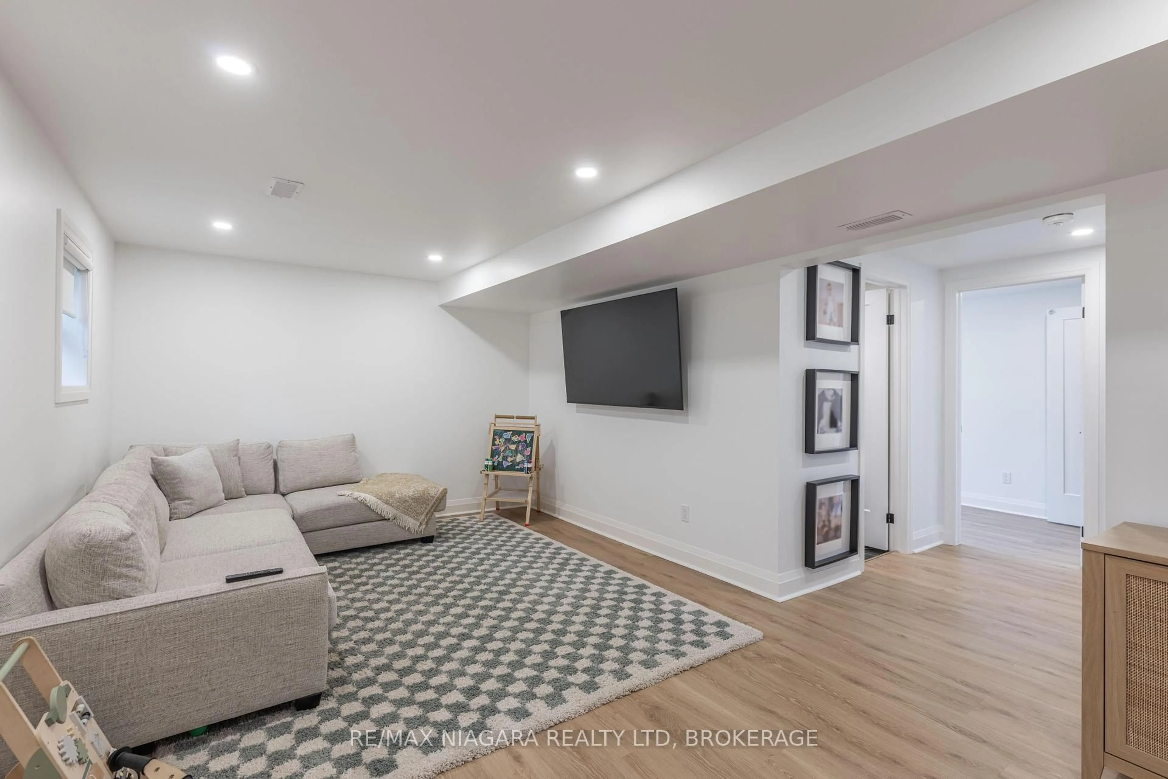 Unknown for 9 Brimley Cres, St. Catharines Ontario L2M 7A7