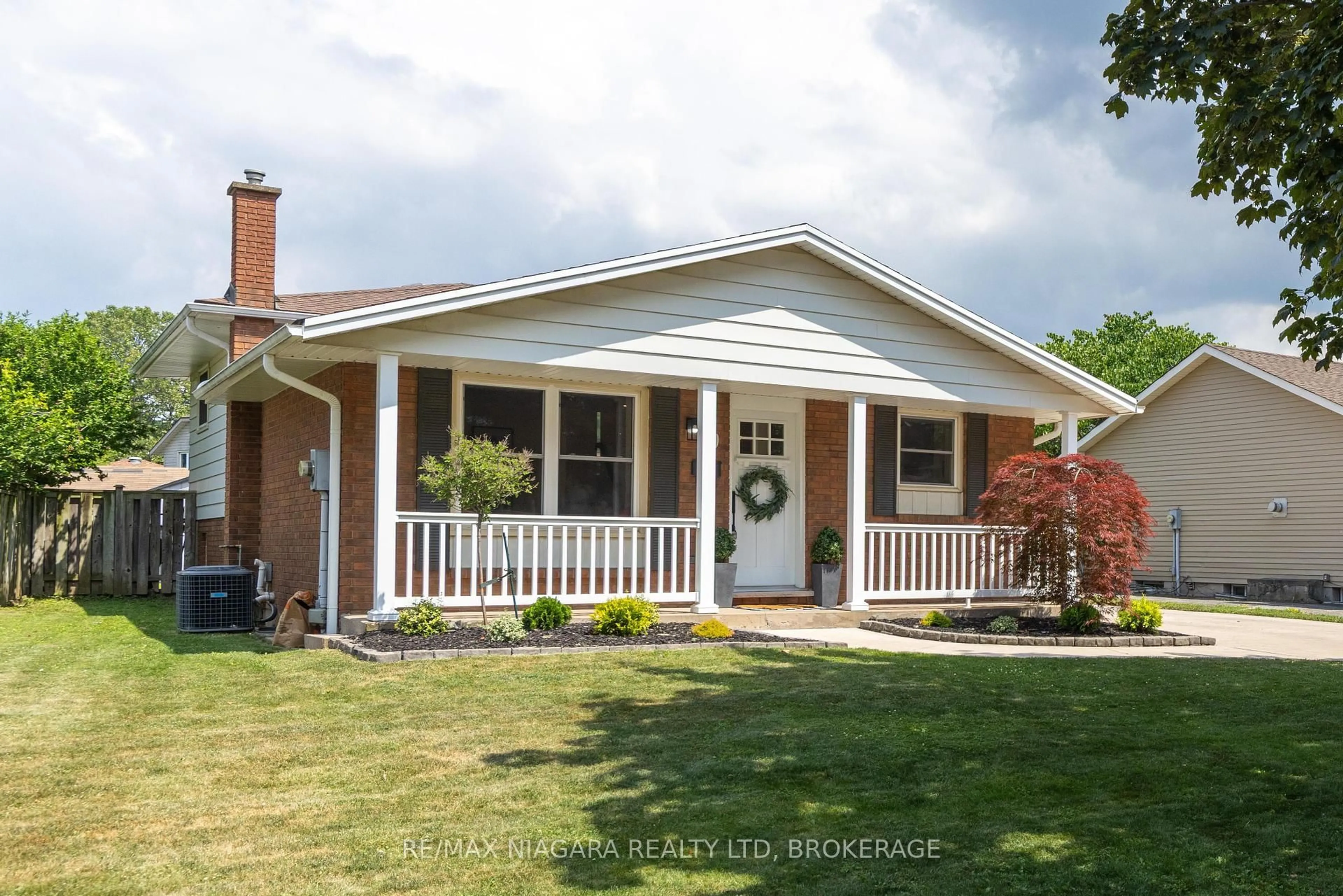 Home with vinyl exterior material, street for 9 Brimley Cres, St. Catharines Ontario L2M 7A7