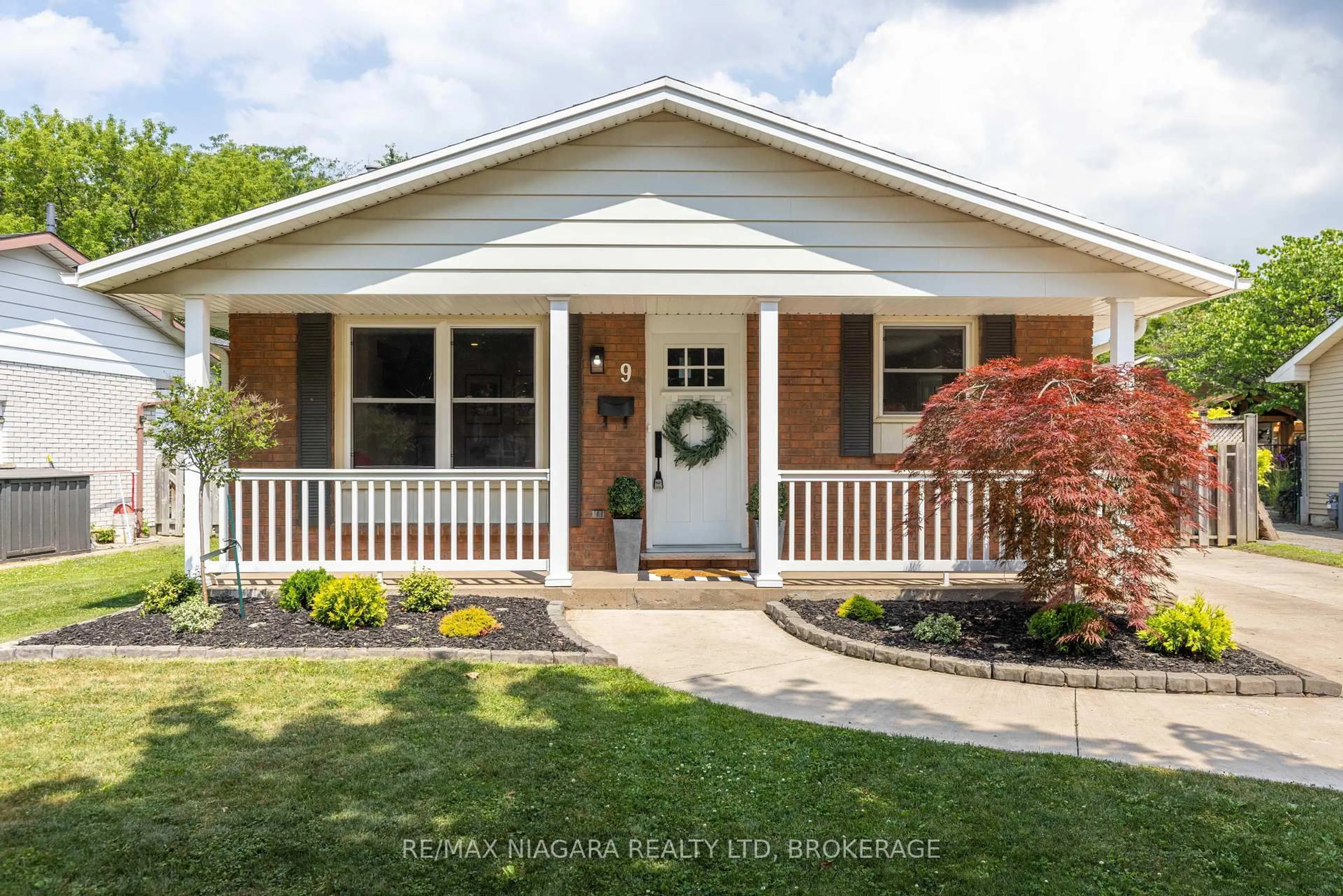 Home with vinyl exterior material, street for 9 Brimley Cres, St. Catharines Ontario L2M 7A7