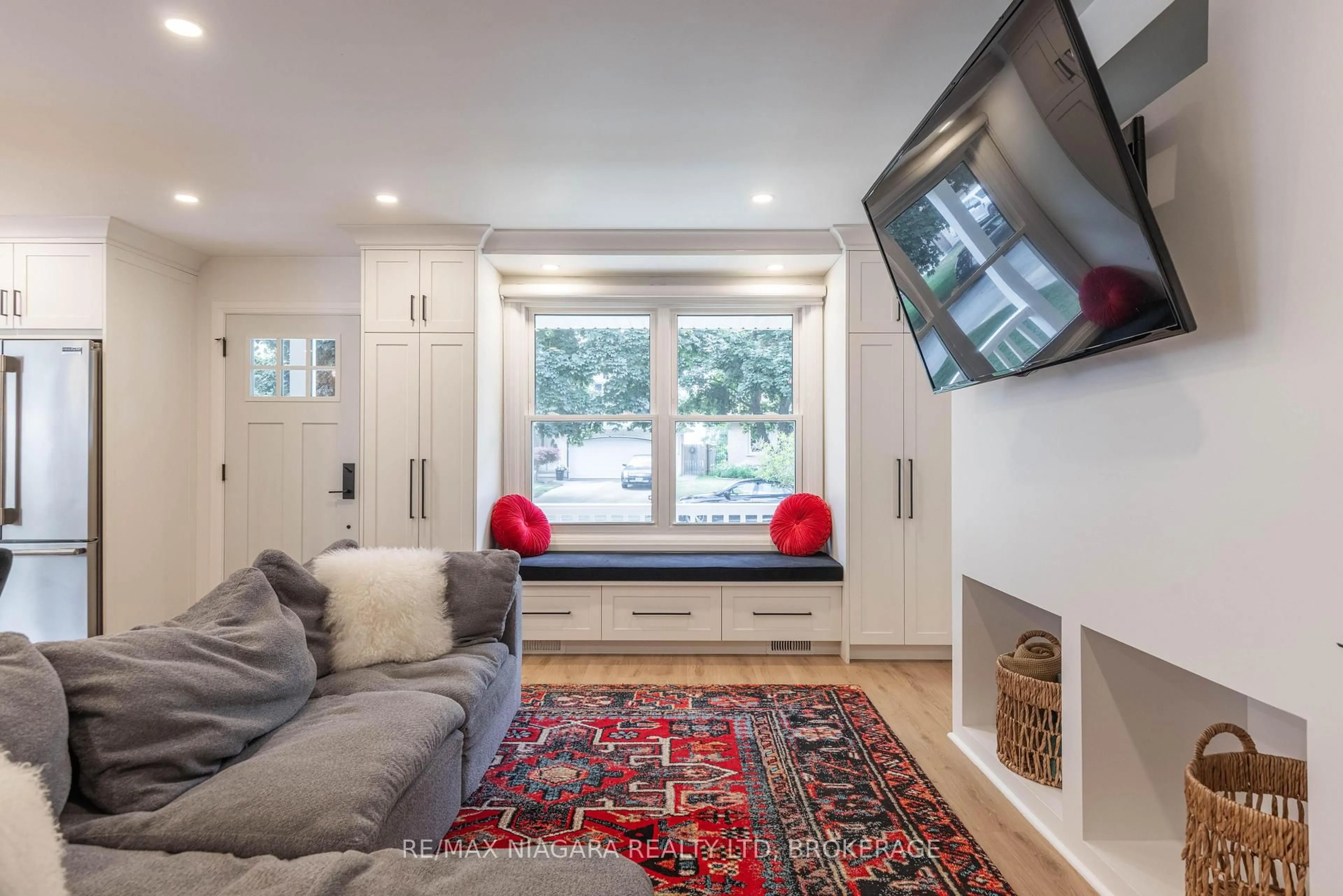 Living room with furniture, unknown for 9 Brimley Cres, St. Catharines Ontario L2M 7A7