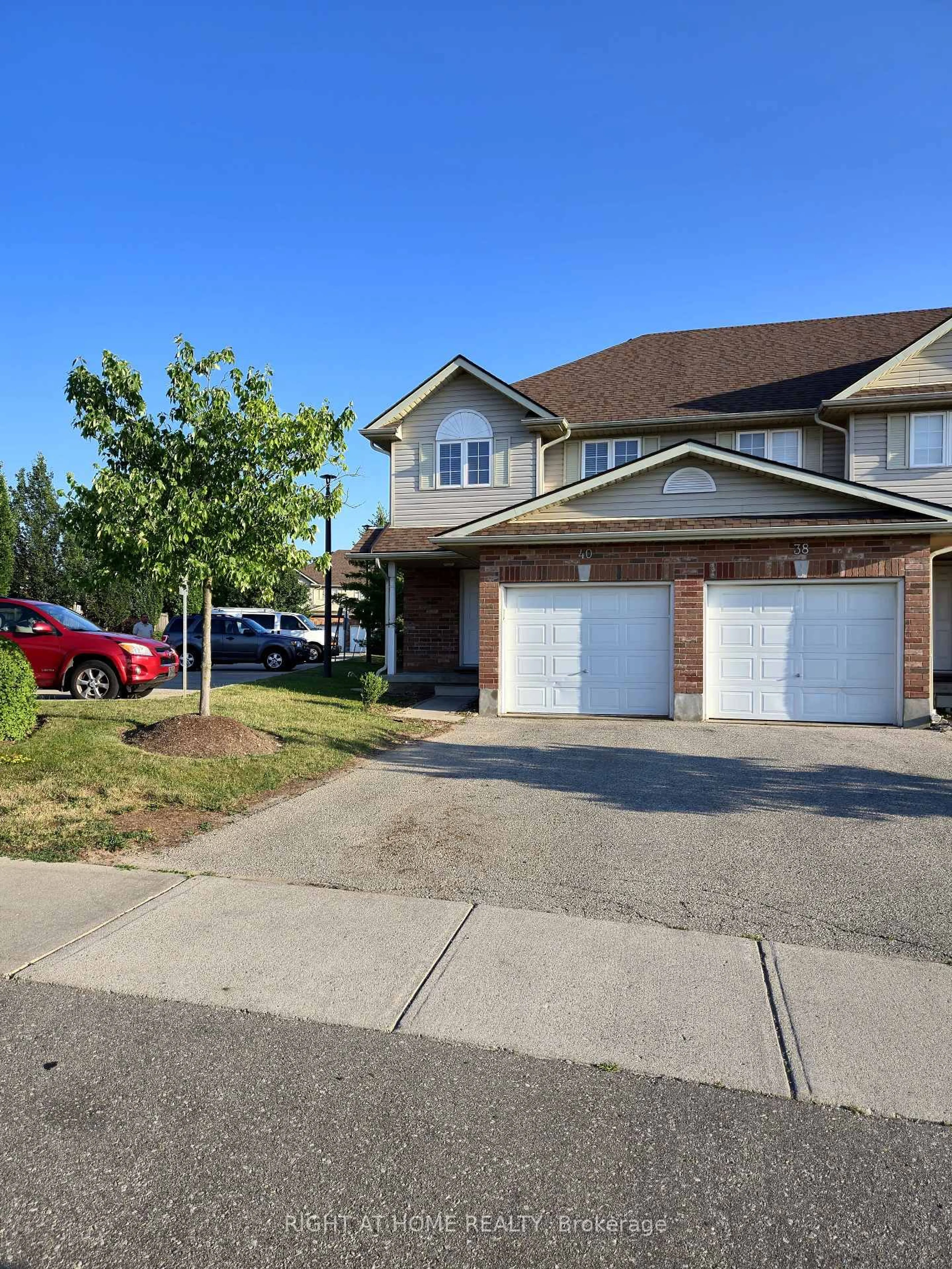 A pic from outside/outdoor area/front of a property/back of a property/a pic from drone, street for 40 Fallowfield Dr, Kitchener Ontario N2C 0A8