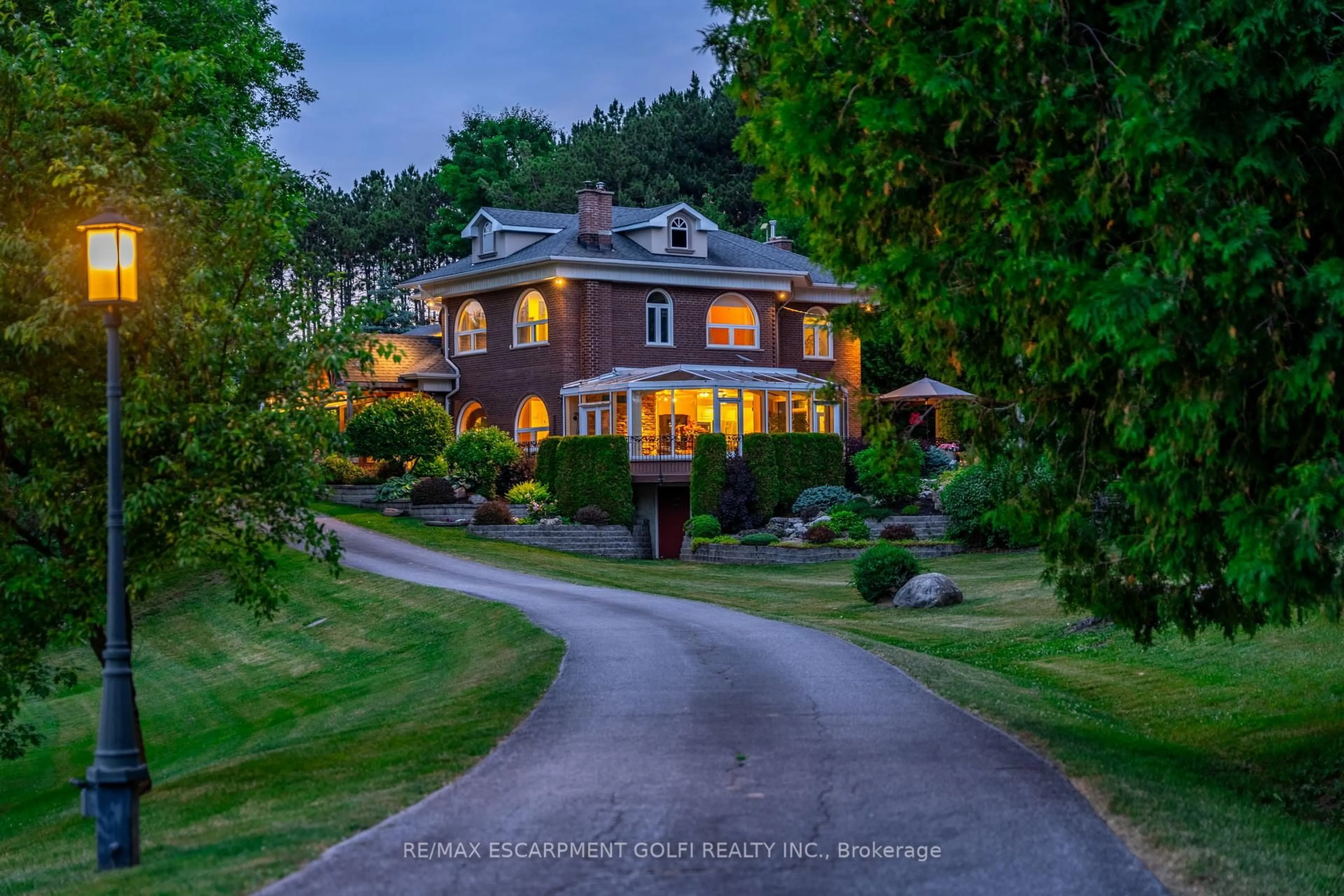 A pic from outside/outdoor area/front of a property/back of a property/a pic from drone, street for 994030 Mono Adjala Town Line, Mono Ontario L9W 6H8