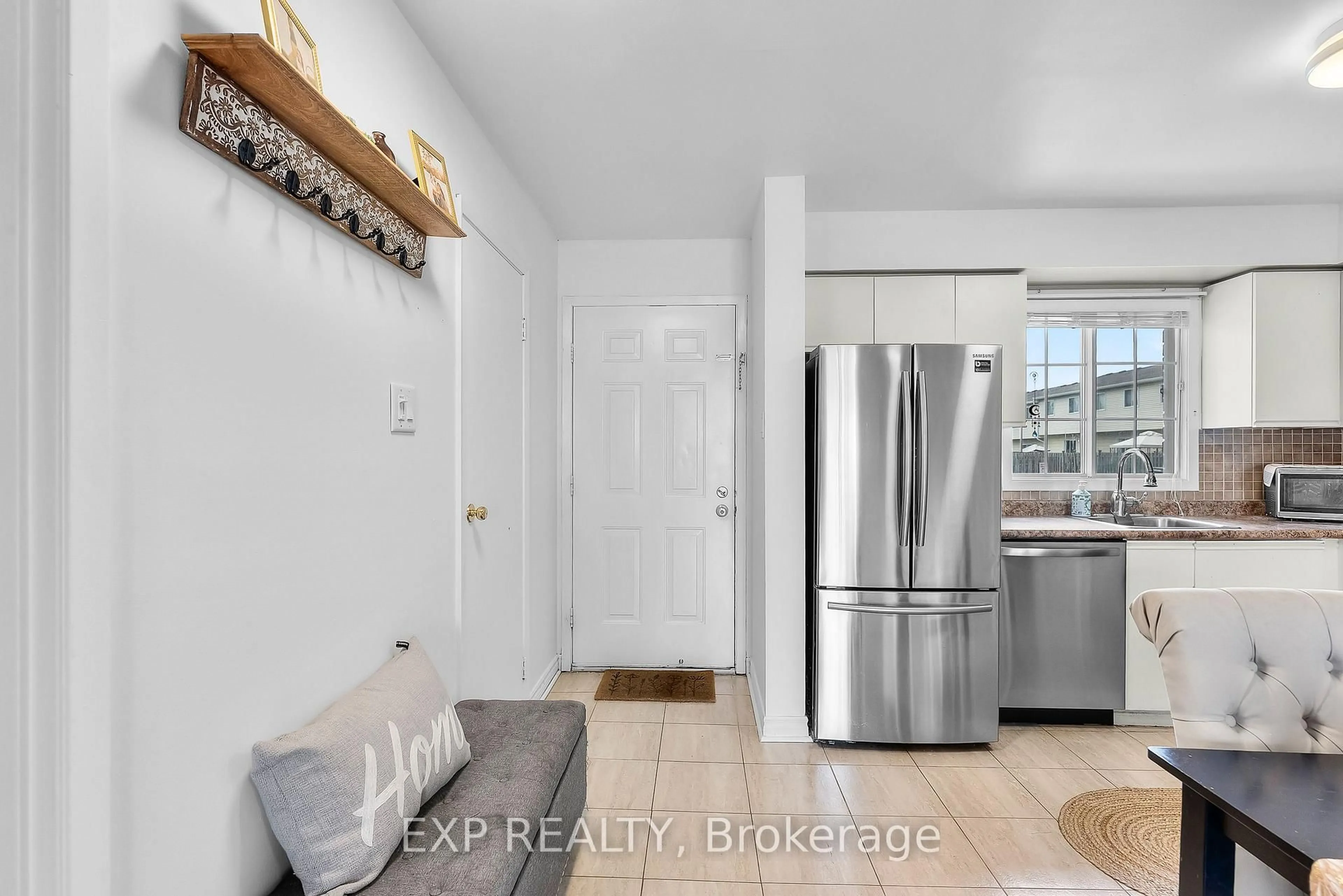 Indoor entryway for 8141 Coventry Rd #84, Niagara Falls Ontario L2H 2X7