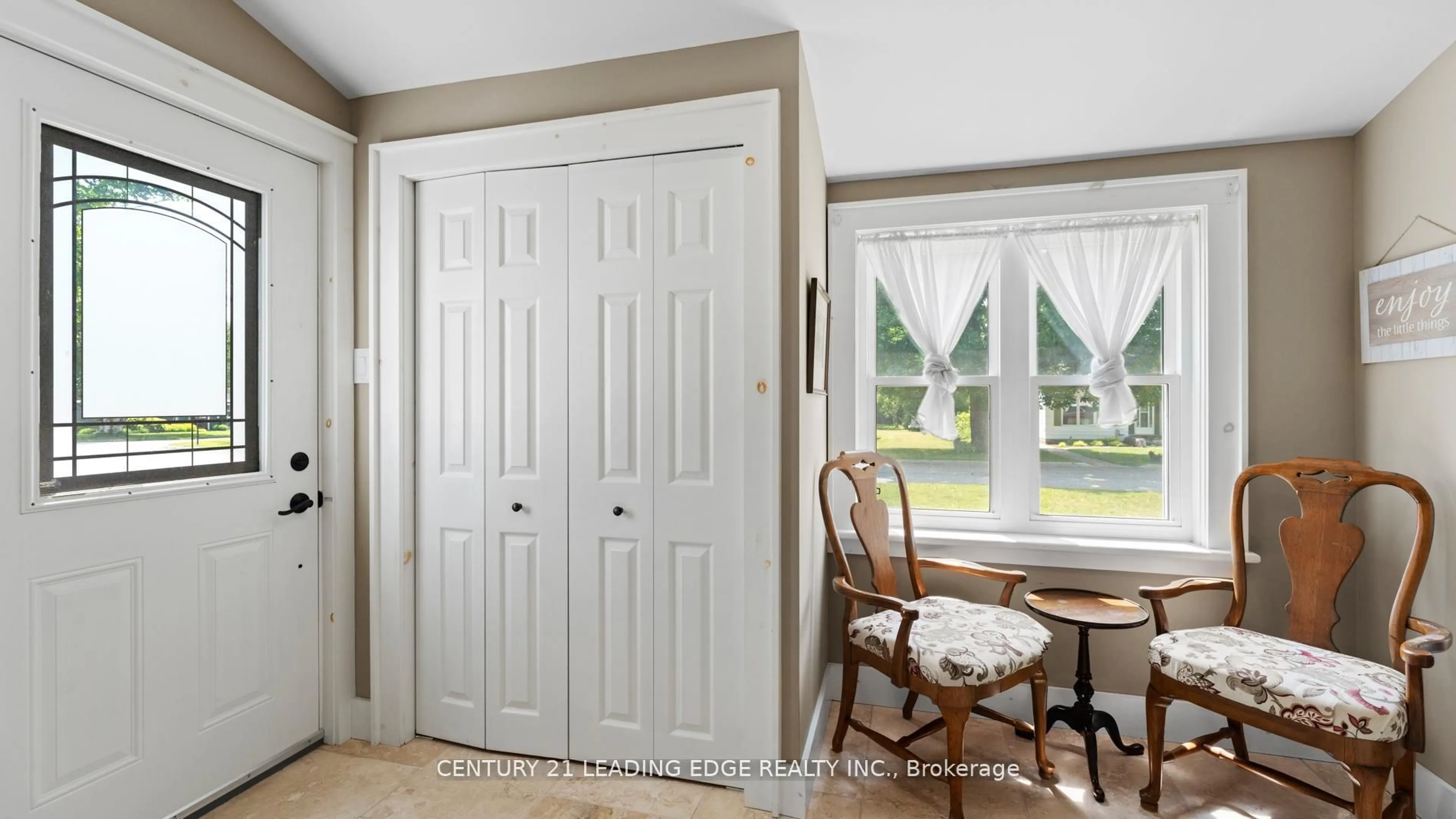 Indoor entryway for 450 Mary St, Gravenhurst Ontario P1P 1G1