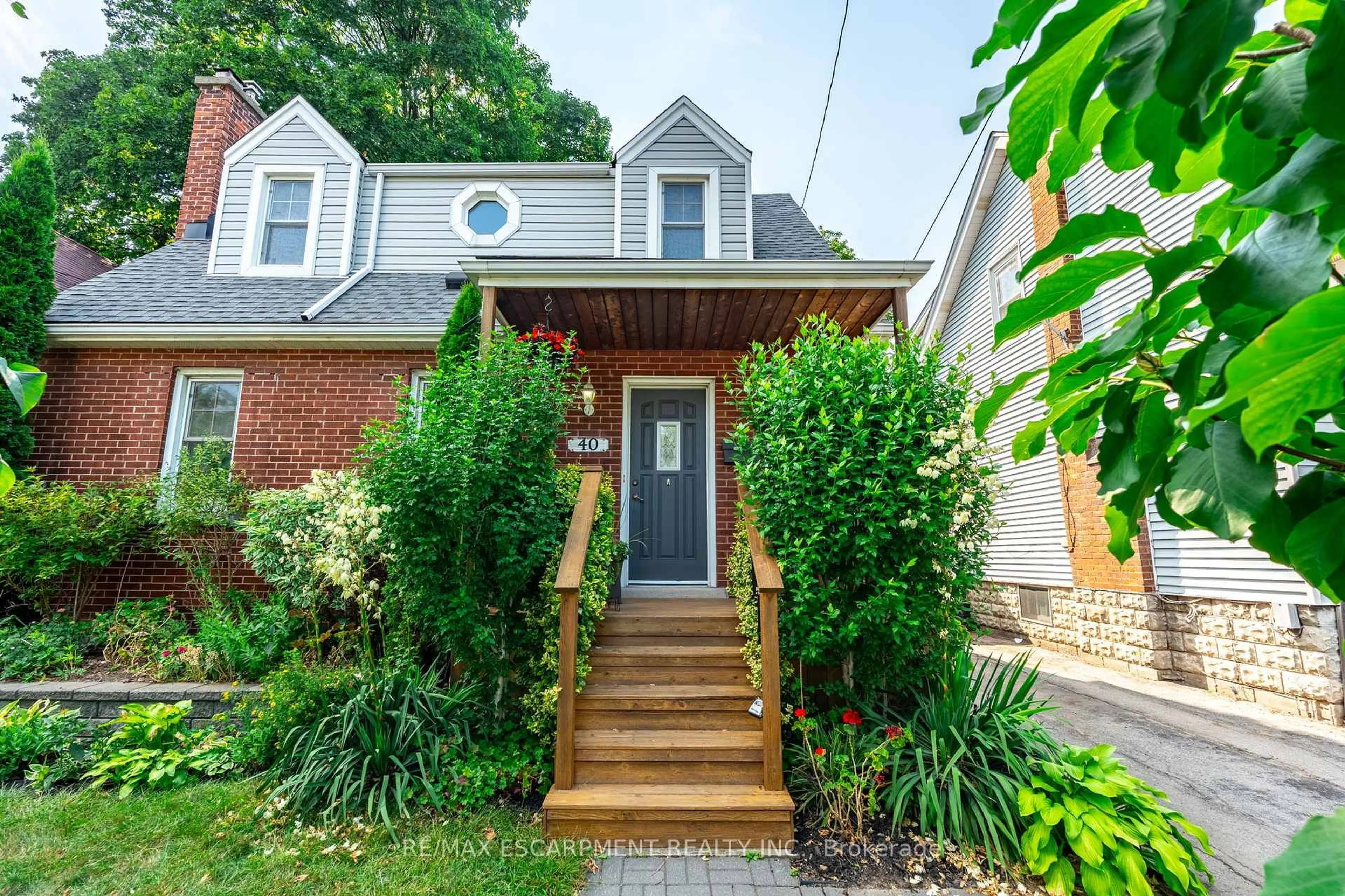 Home with brick exterior material, street for 40 EAST 22ND St, Hamilton Ontario L8V 2V3