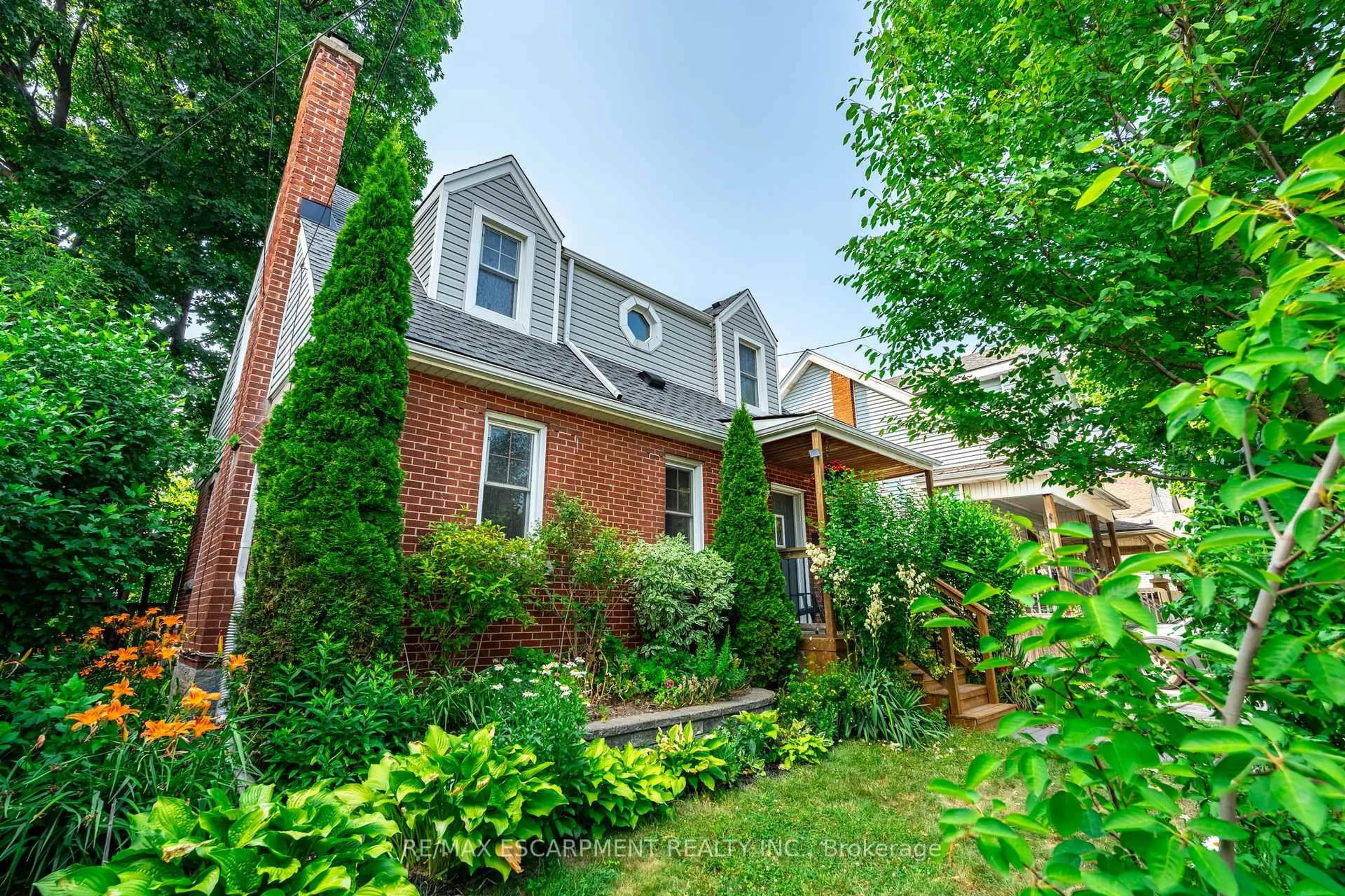 Home with brick exterior material, street for 40 EAST 22ND St, Hamilton Ontario L8V 2V3