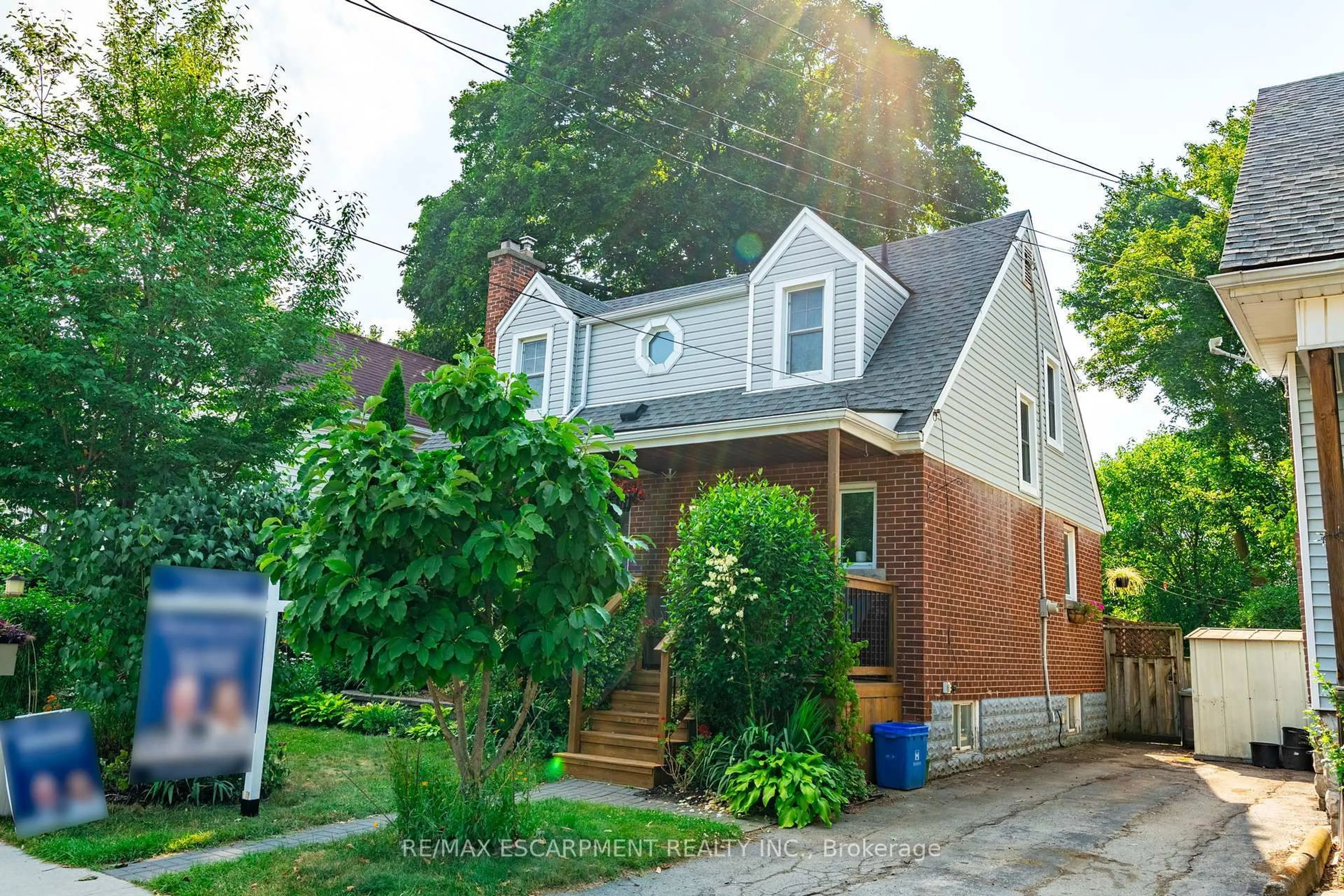Home with brick exterior material, street for 40 EAST 22ND St, Hamilton Ontario L8V 2V3