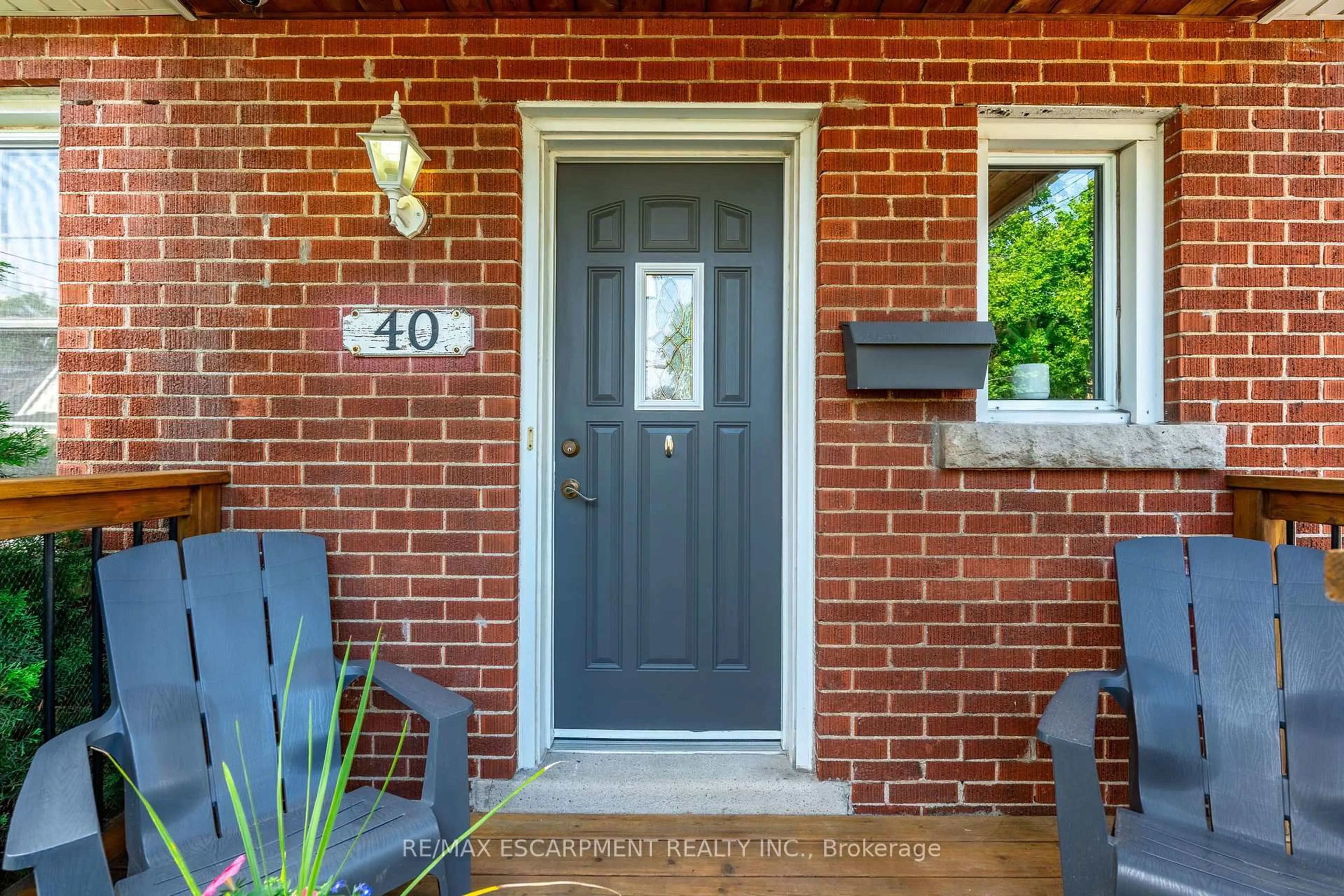 Indoor entryway for 40 EAST 22ND St, Hamilton Ontario L8V 2V3
