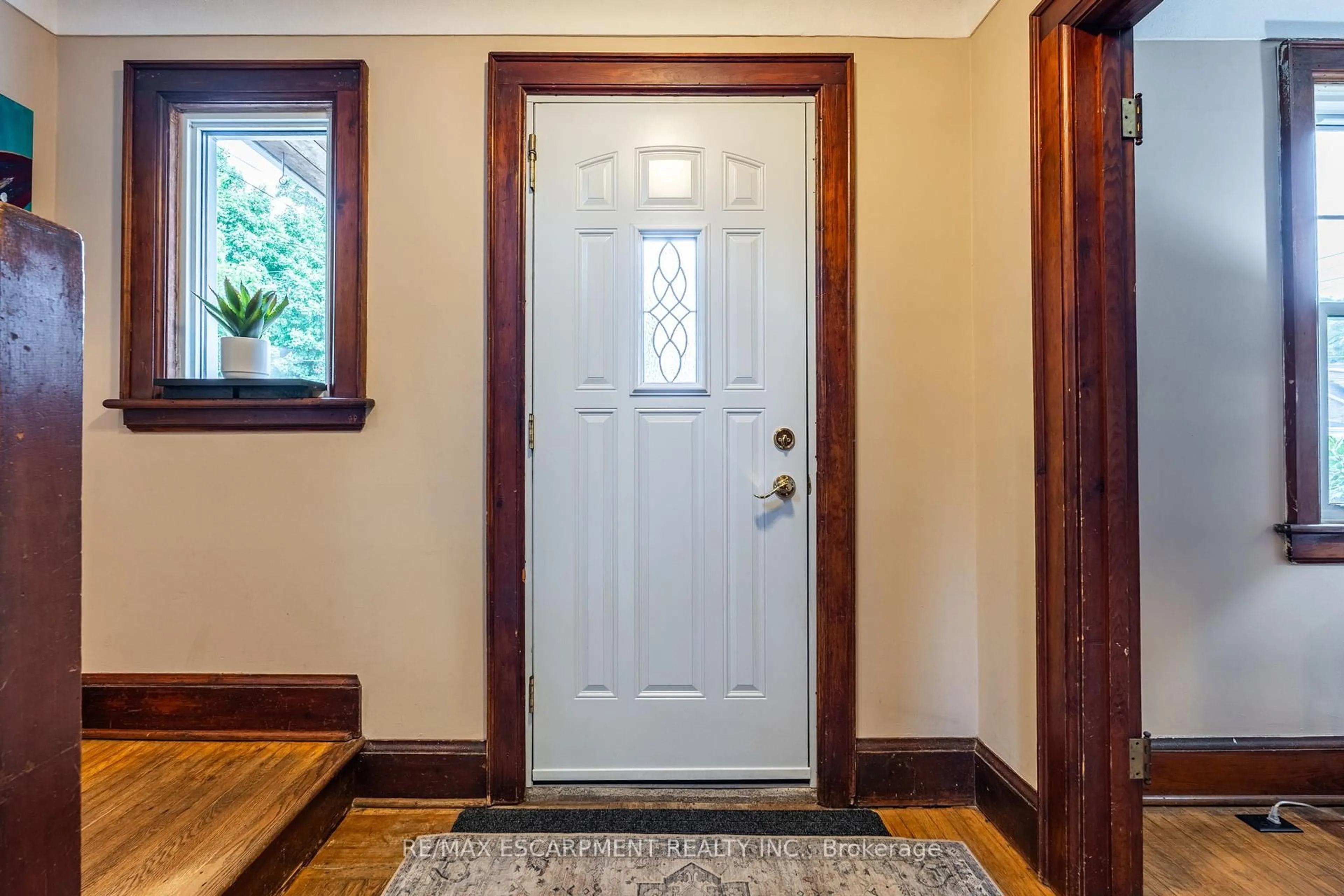 Indoor entryway for 40 EAST 22ND St, Hamilton Ontario L8V 2V3