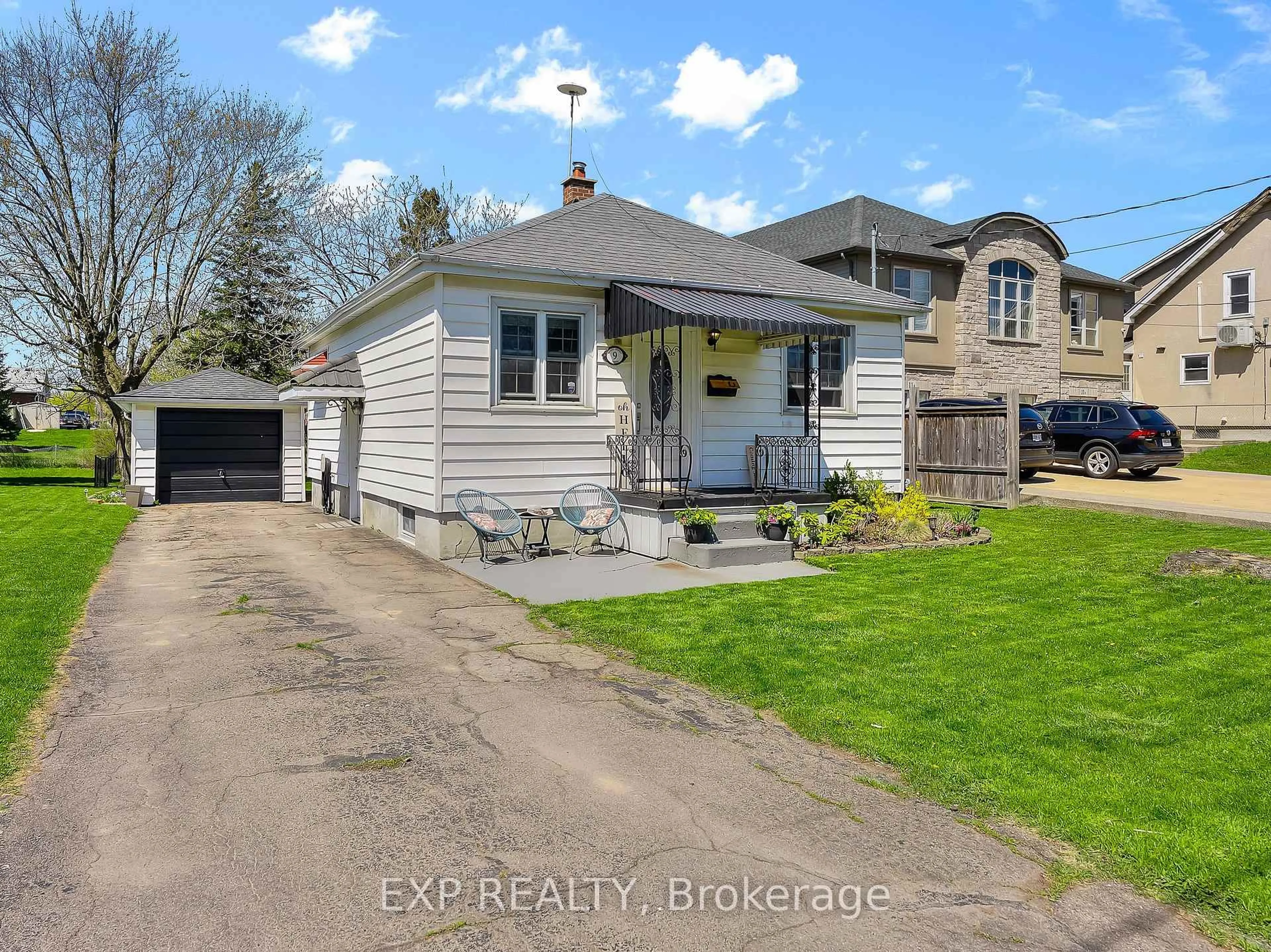 A pic from outside/outdoor area/front of a property/back of a property/a pic from drone, street for 9 Queen St, Thorold Ontario L2V 2P7