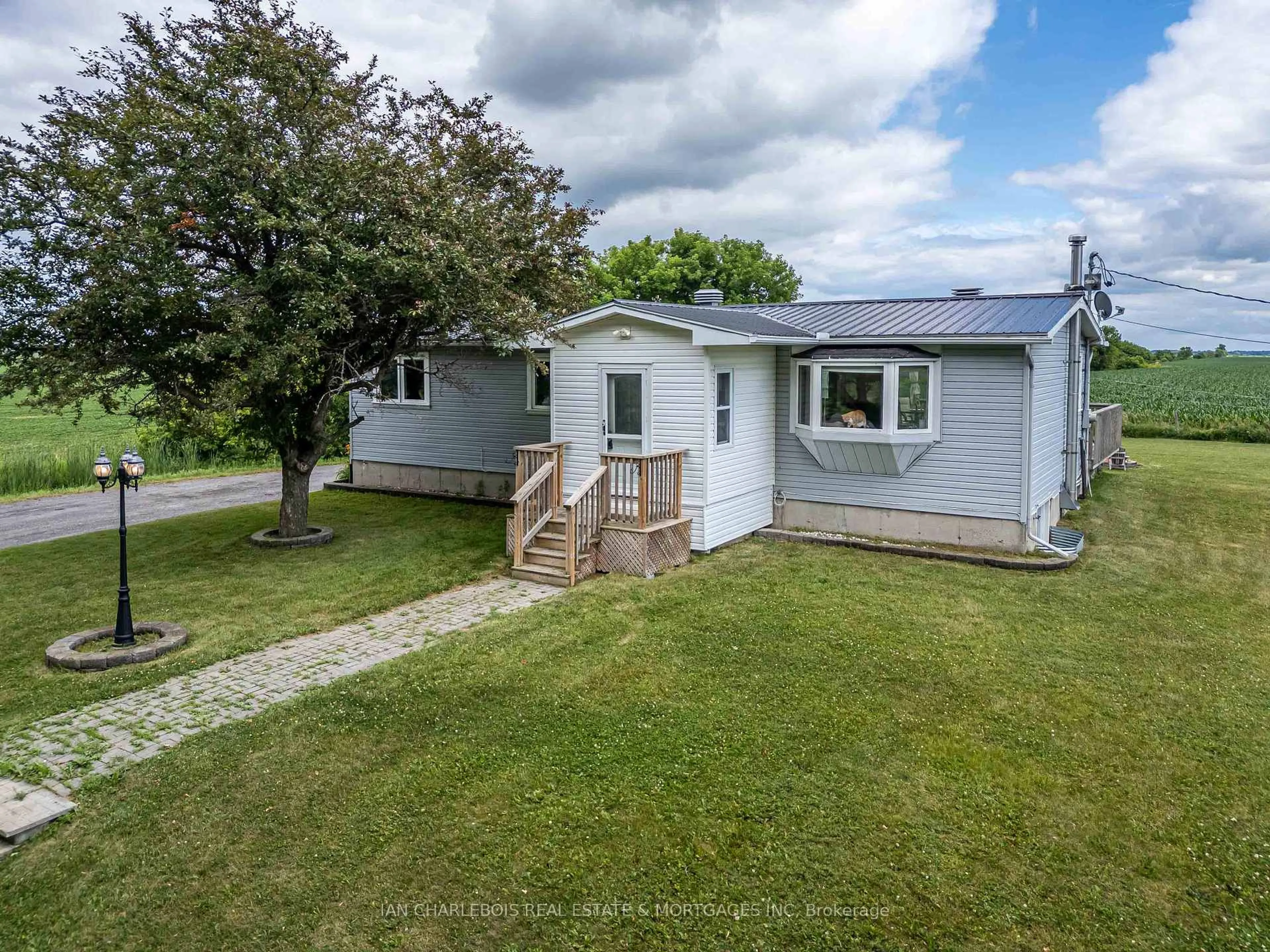 A pic from outside/outdoor area/front of a property/back of a property/a pic from drone, street for 5616 Akins Rd, Ottawa Ontario K2S 1B8