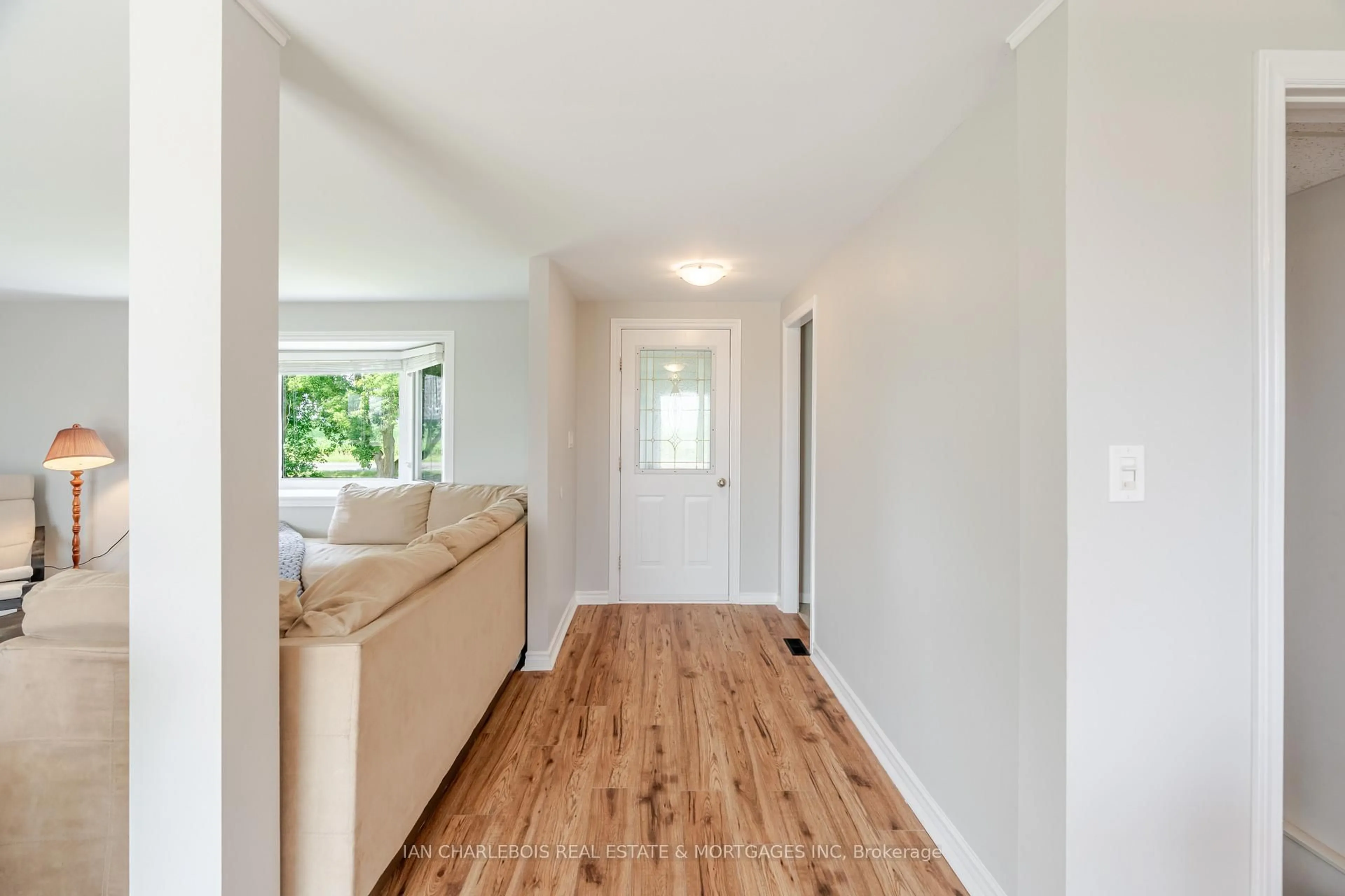 Indoor entryway for 5616 Akins Rd, Ottawa Ontario K2S 1B8