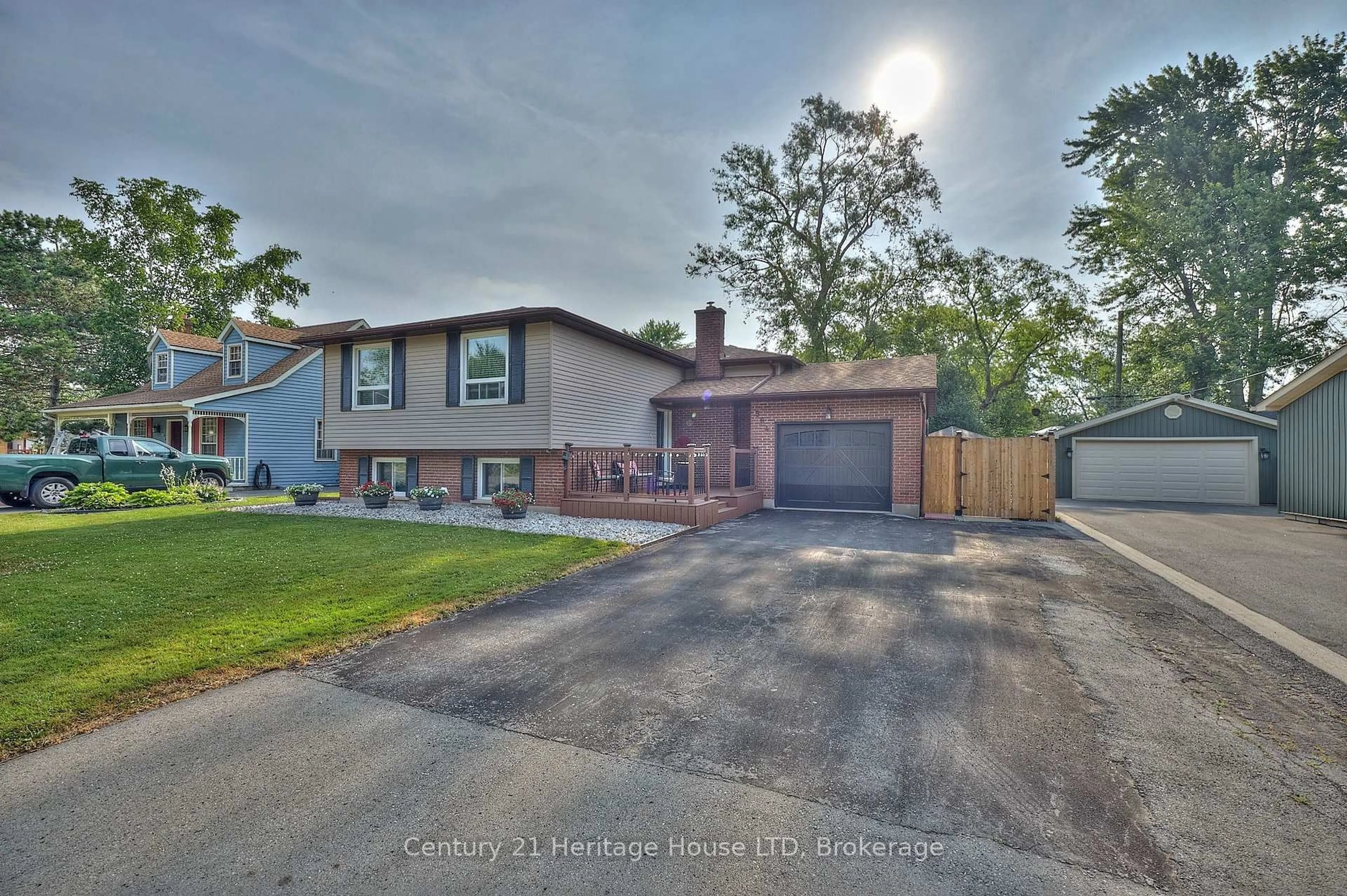Home with brick exterior material, street for 564 Lakeside Rd, Fort Erie Ontario L2A 4Y1