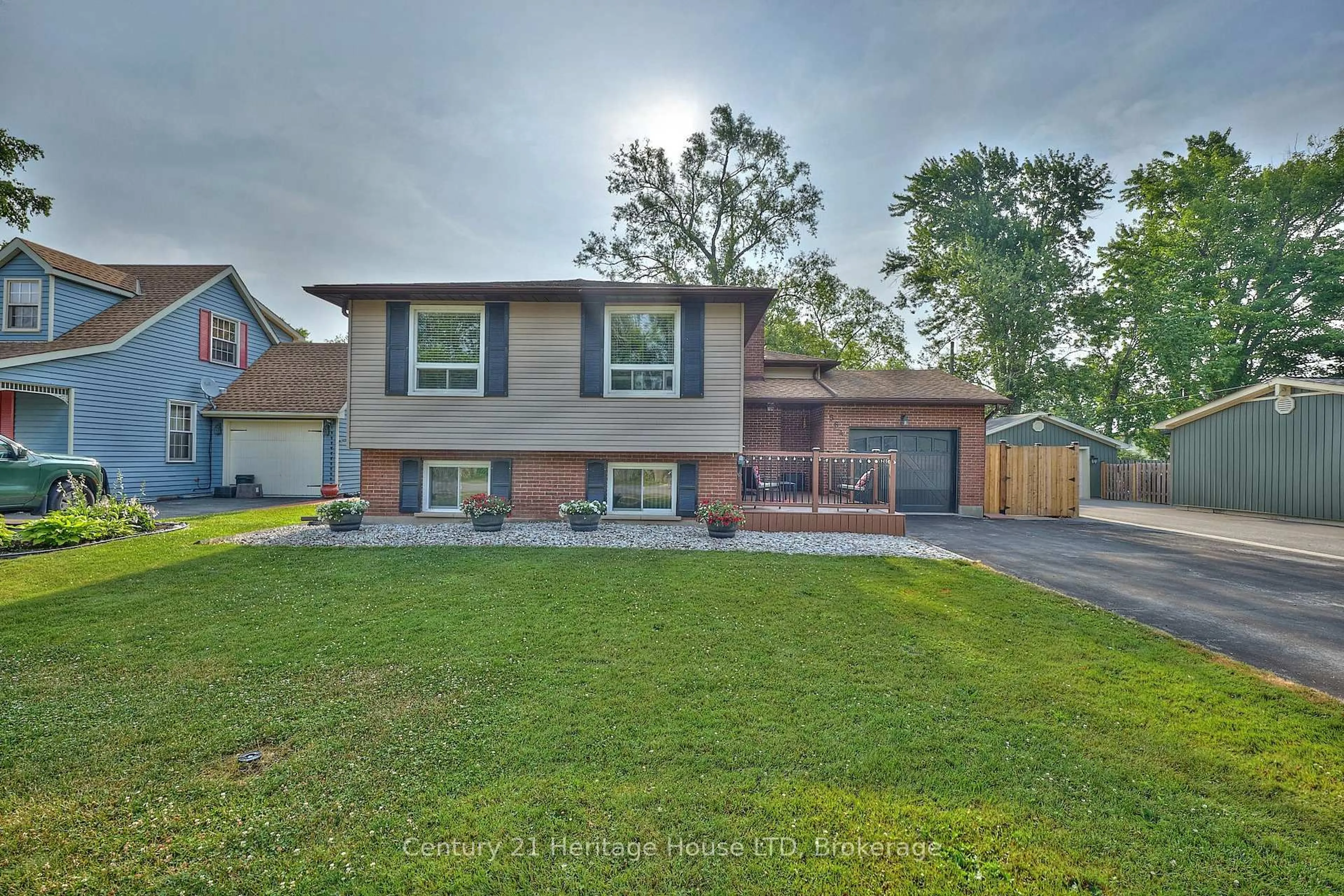 Home with brick exterior material, street for 564 Lakeside Rd, Fort Erie Ontario L2A 4Y1