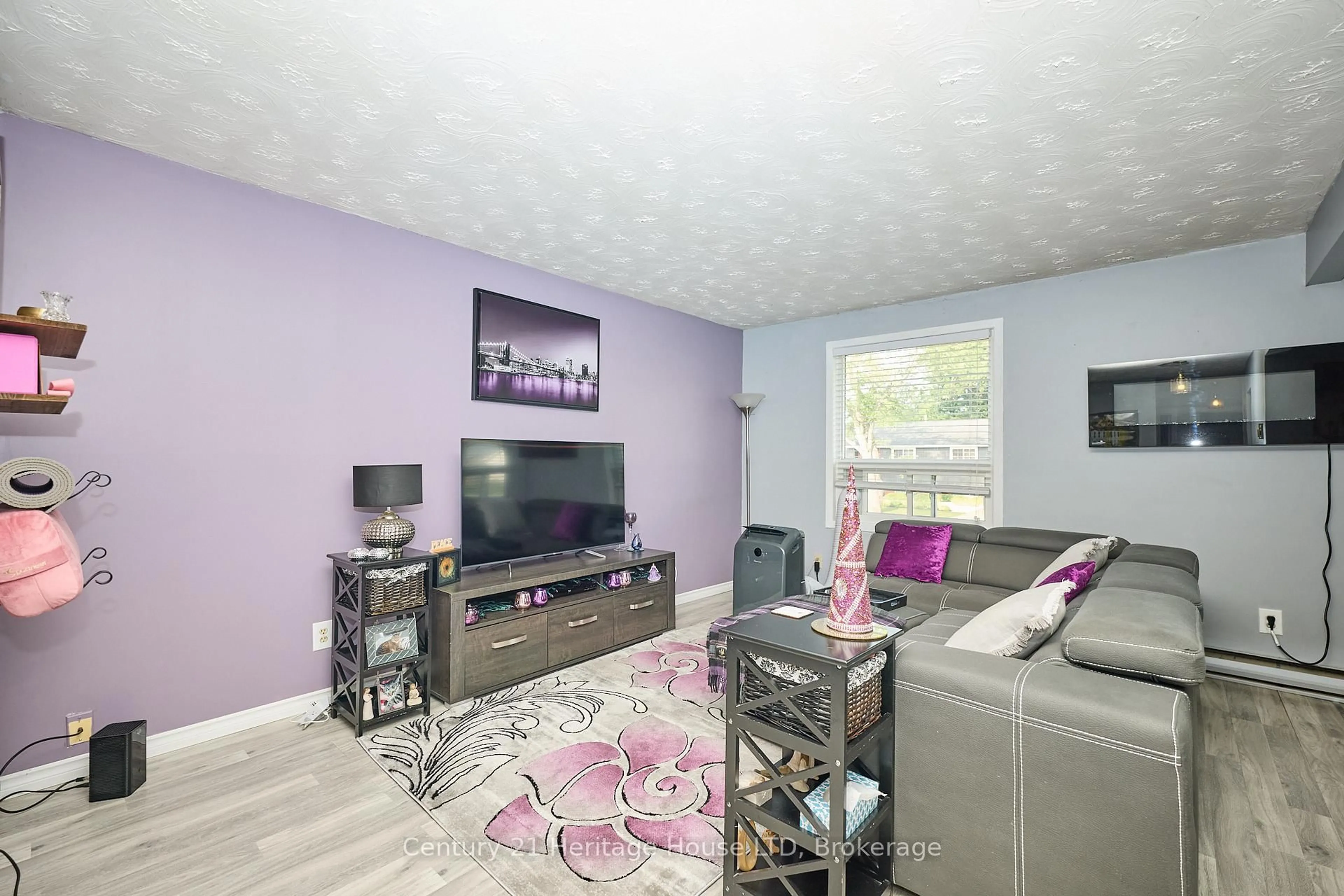 Living room with furniture, wood/laminate floor for 564 Lakeside Rd, Fort Erie Ontario L2A 4Y1