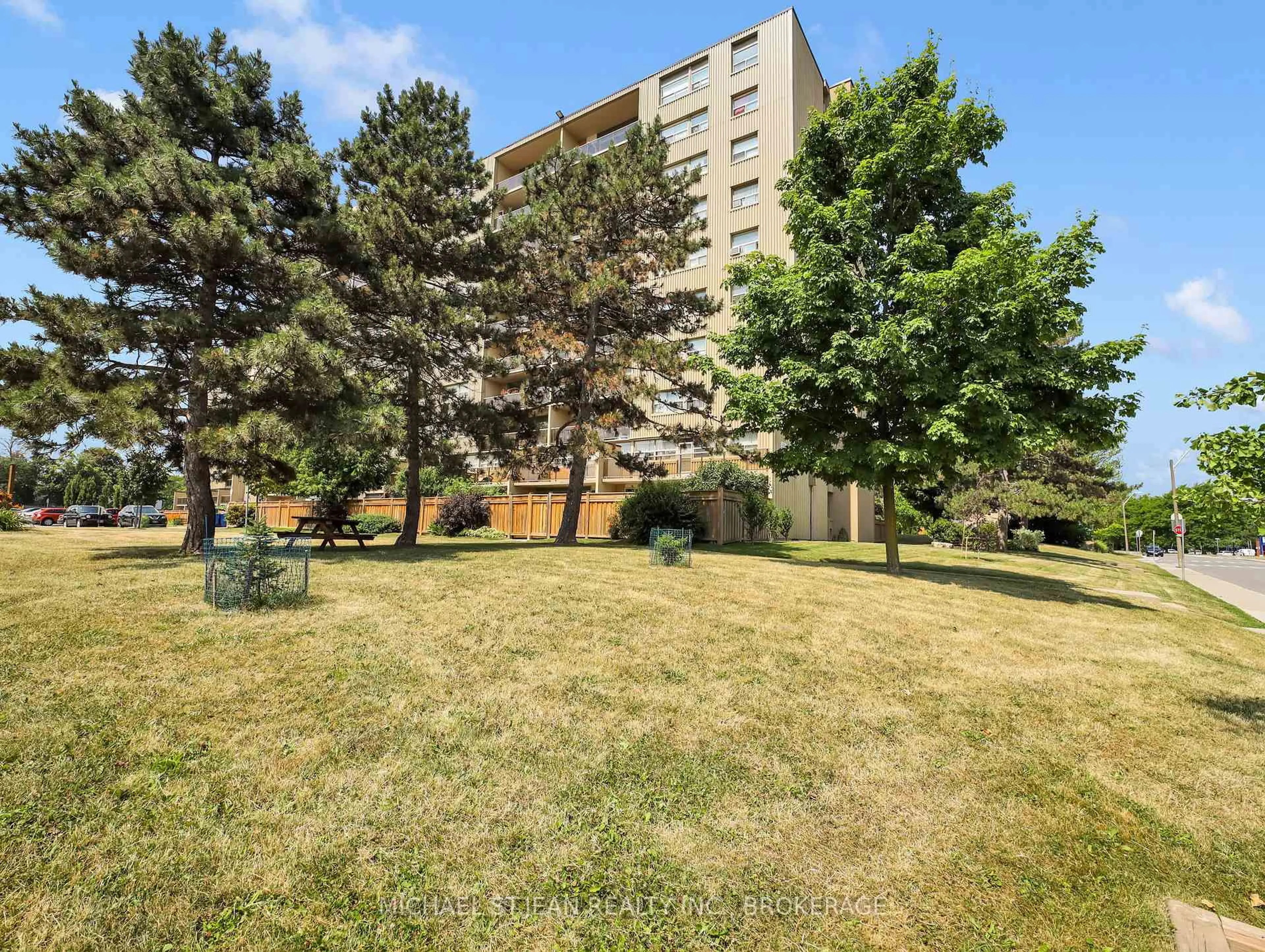A pic from outside/outdoor area/front of a property/back of a property/a pic from drone, unknown for 15 Nicklaus Dr #912, Hamilton Ontario L8K 5J5