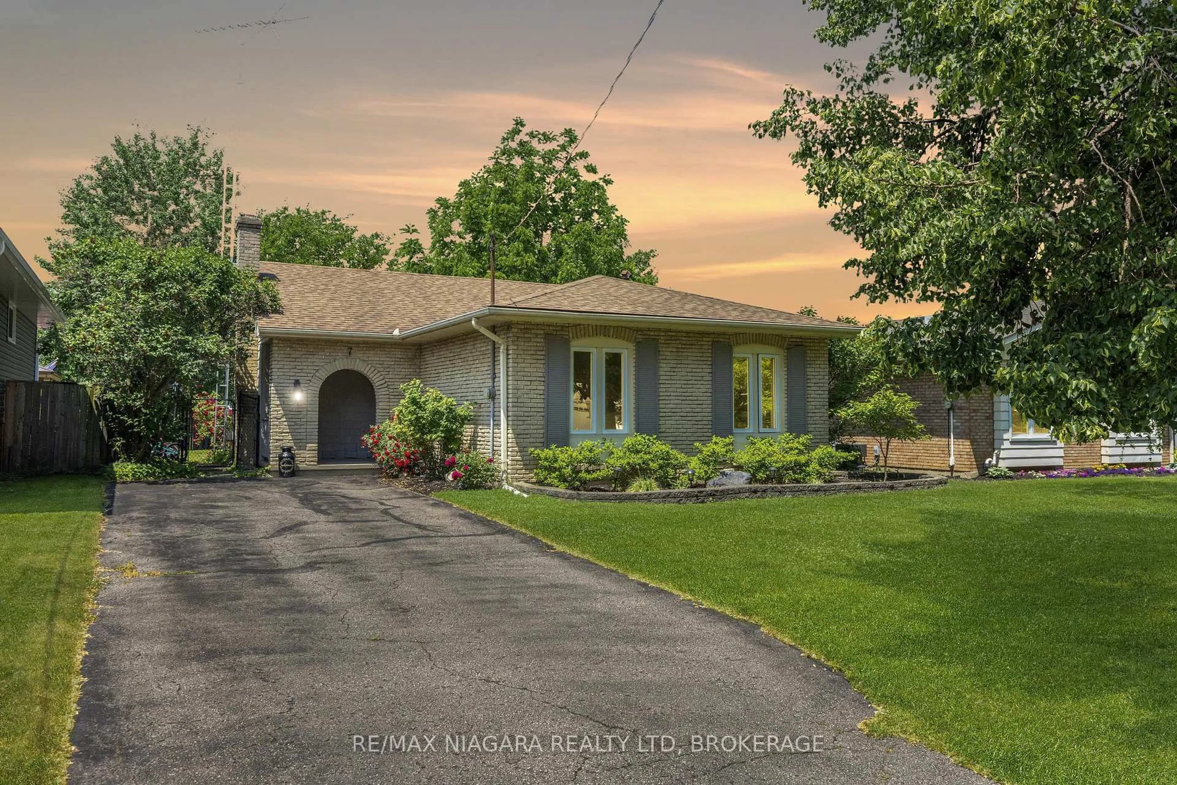 A pic from outside/outdoor area/front of a property/back of a property/a pic from drone, street for 7 Ameer Dr, St. Catharines Ontario L2N 3S9