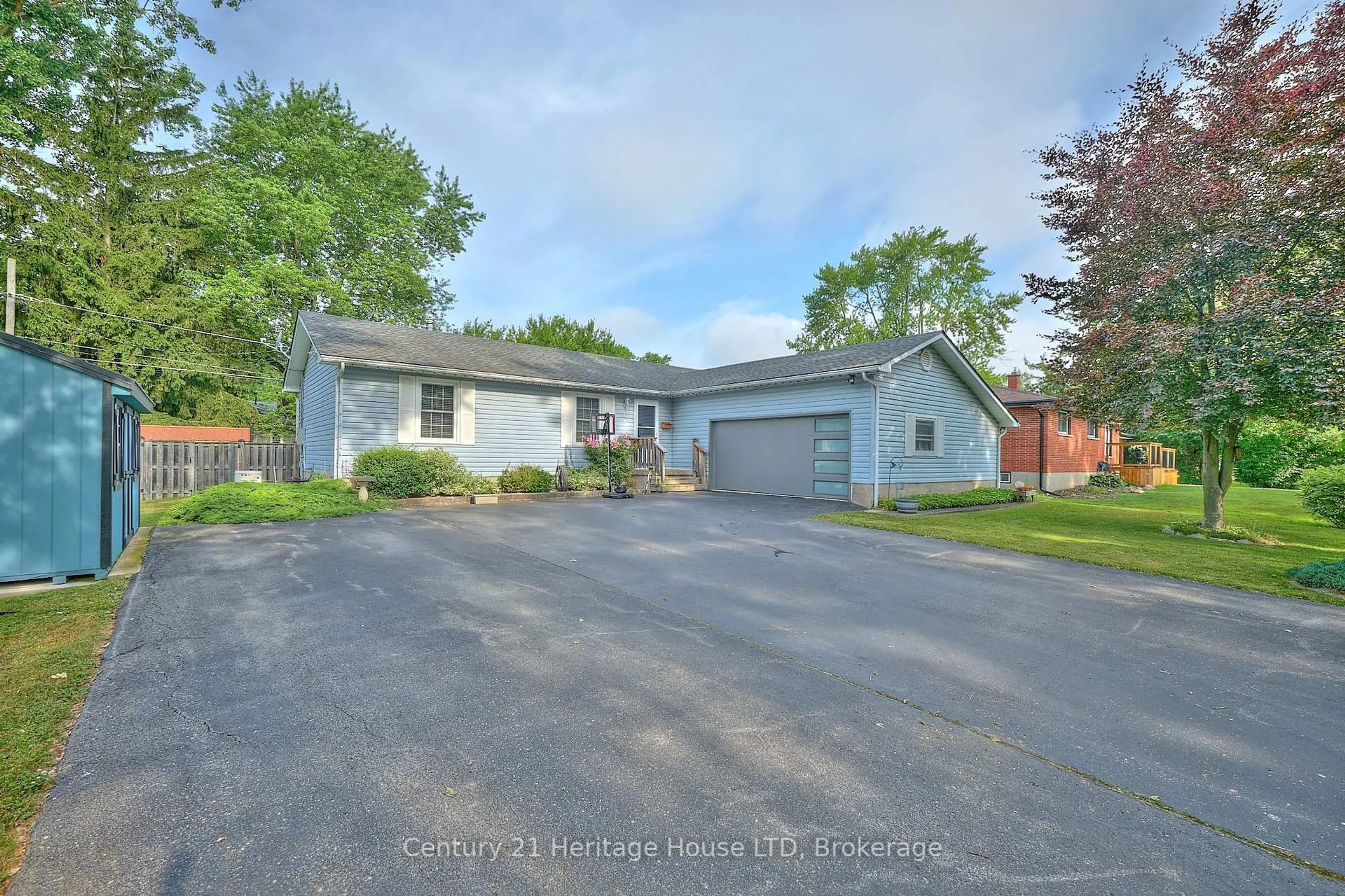 A pic from outside/outdoor area/front of a property/back of a property/a pic from drone, street for 655 Parkdale Ave, Fort Erie Ontario L2A 5B5