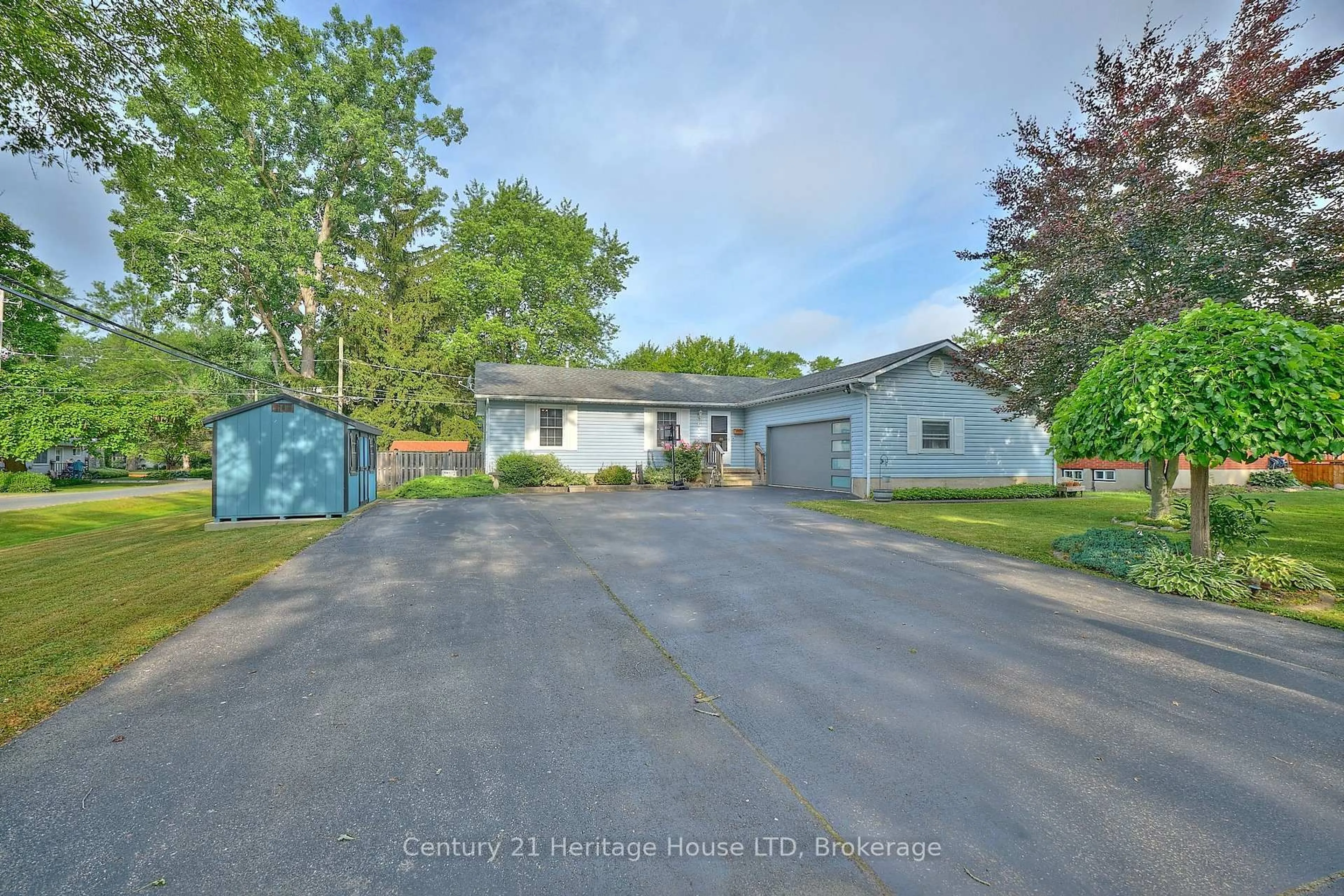 A pic from outside/outdoor area/front of a property/back of a property/a pic from drone, street for 655 Parkdale Ave, Fort Erie Ontario L2A 5B5