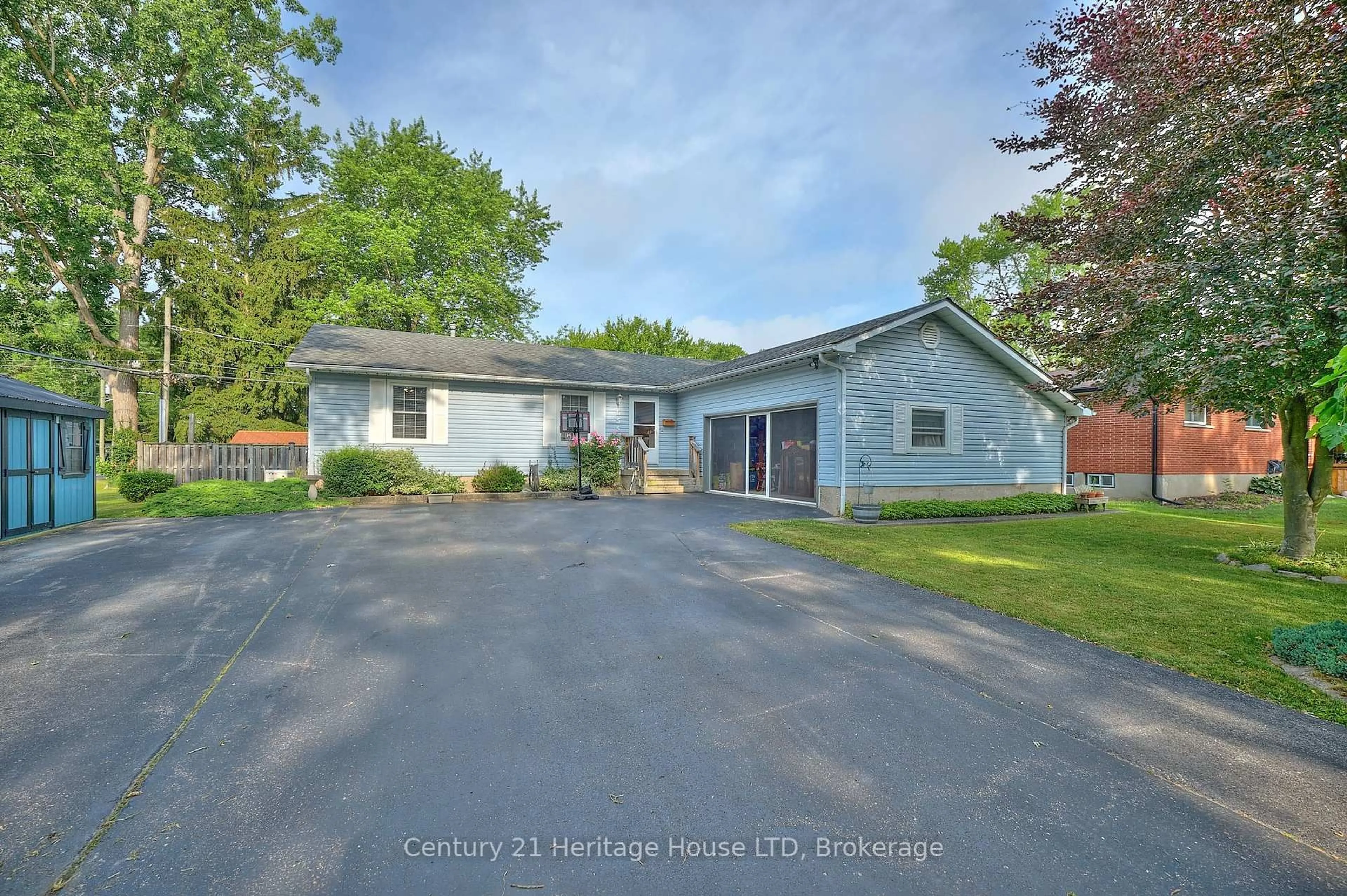 A pic from outside/outdoor area/front of a property/back of a property/a pic from drone, street for 655 Parkdale Ave, Fort Erie Ontario L2A 5B5